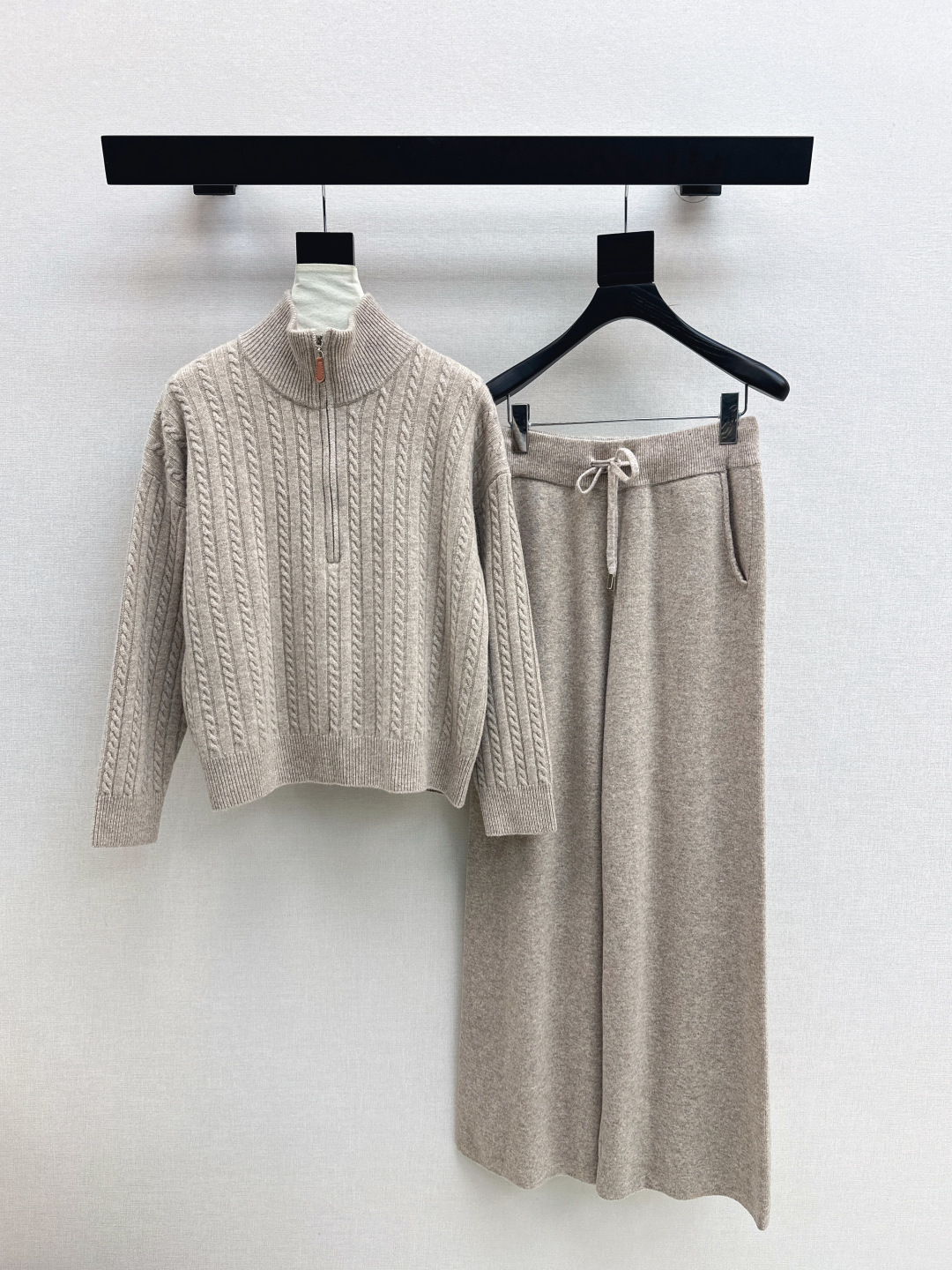 NO:577376,Exclusive debut of Bc 25Ss - the latest lazy style wool suit stand-collar half-cardigan sweater + elastic waist straight pants for autumn and winter. Hot-selling Maillard color series. 100% worsted wool yarn fabric. Simple and elegant lazy version. Durable. Warmth and appearance are both online.  !  Extra large elasticity that doesn’t care about your figure. Sold as a set. Three colors available for sale. sml, sweaters, alexander wang19860909独家首发 Bc 25Ss———秋冬最新款慵懒风羊毛套装立领半开襟毛衣+松紧腰直筒裤 爆单款美拉德色系 百分百精纺羊毛纱线面料 简约大气慵懒版型 经久耐穿 保暖度和颜值却都在线～～最实穿百搭的精品 秋冬打底叠穿日常高级！！超大弹力不挑身材 一套出售 三色现货发售sml,,sweaters,alexander wang,Women's clothing