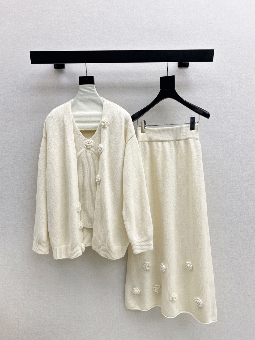 NO:577370,Exclusive first release of C Home 25Ss - the latest lazy style wool suit for autumn and winter, three-dimensional flower-decorated sleeveless vest + loose cardigan + elastic waist skirt. Popular Maillard color series. 100% worsted wool yarn fabric. Simple and elegant lazy version. Durable. Warmth and appearance are both online.  !  Extra large elasticity that doesn’t suit your figure. Sold as a set. Three colors available for sale. SML, chanel, skirts, alexander wang19860909独家首发 C家 25Ss———秋冬最新款慵懒风羊毛套装立体花朵装饰无袖背心+宽松开衫+松紧腰半裙 爆单款美拉德色系 百分百精纺羊毛纱线面料 简约大气慵懒版型 经久耐穿 保暖度和颜值却都在线～～最实穿百搭的精品 秋冬打底叠穿日常高级！！超大弹力不挑身材 一套出售 三色现货发售sml,,chanel,skirts,alexander wang,Women's clothing