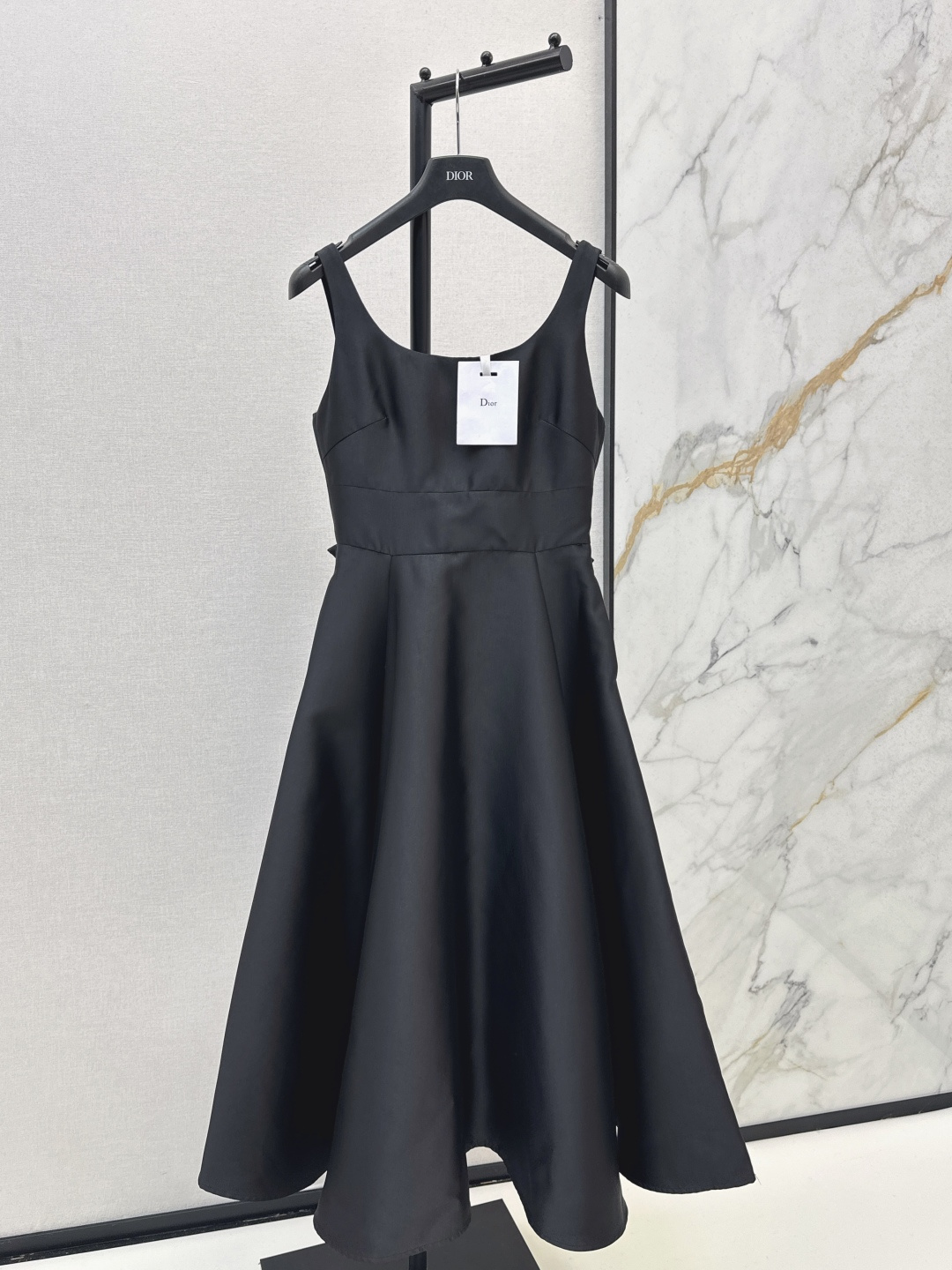 NO:623504,CD 25Ss————The latest Hepburn-style sleeveless dress with a bow on the back in autumn and winter. The high-waist design makes you slimmer. It is a great dress for important occasions. The upper body is very classy. The custom-made fabrics are of great texture. The whole skirt is made of large materials and has a full three-dimensional effect. The bow design on the back is very eye-catching. It is also very good for vacation. Isse ready for sale sml,,skirts,alexander wang19860909CD 25Ss————秋冬最新款赫本风后背蝴蝶结无袖小礼裙 高腰设计更加显瘦 重要场合拿的出手的一条连衣裙 上身很有气质感 定制面料质感超赞 整个裙摆用料很大 立体感十足 后背蝴蝶结设计非常吸睛 度假穿也很出片 一色现货发售sml,,skirts,alexander wang,Women's clothing