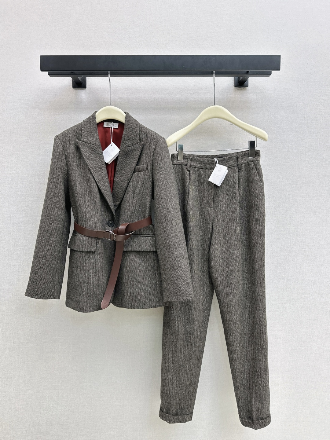 NO:607245,High sense of wear Bc 25Ss - the latest Italian elegant and luxurious autumn and winter series of single-row suit jackets + trousers Heavy wool blended herringbone fabric Elegant lady temperament The upper body looks thin and tall White and rich must-have items are high-end and fashionable Original customized hardware accessories Sweet and cool girls are A and sassy The stiffness is very good Highly recommended items Developed in one color Ready for sale sml Outside, jackets & coats, business  suit,alexander wang19860909高知感穿搭 Bc 25Ss———秋冬最新款意式优雅高奢一系列单排西装外套+西裤 重磅羊毛混纺人字纹面料 气质优雅lady气质 上身显瘦又高挑 白富美必备单品高级又时髦 原版定制五金配件 甜酷女孩又A又飒 挺括感很好 强烈推荐单品 一色分开发 现货发售sml 外,,jackets & coats,business suit,alexander wang,Women's clothing