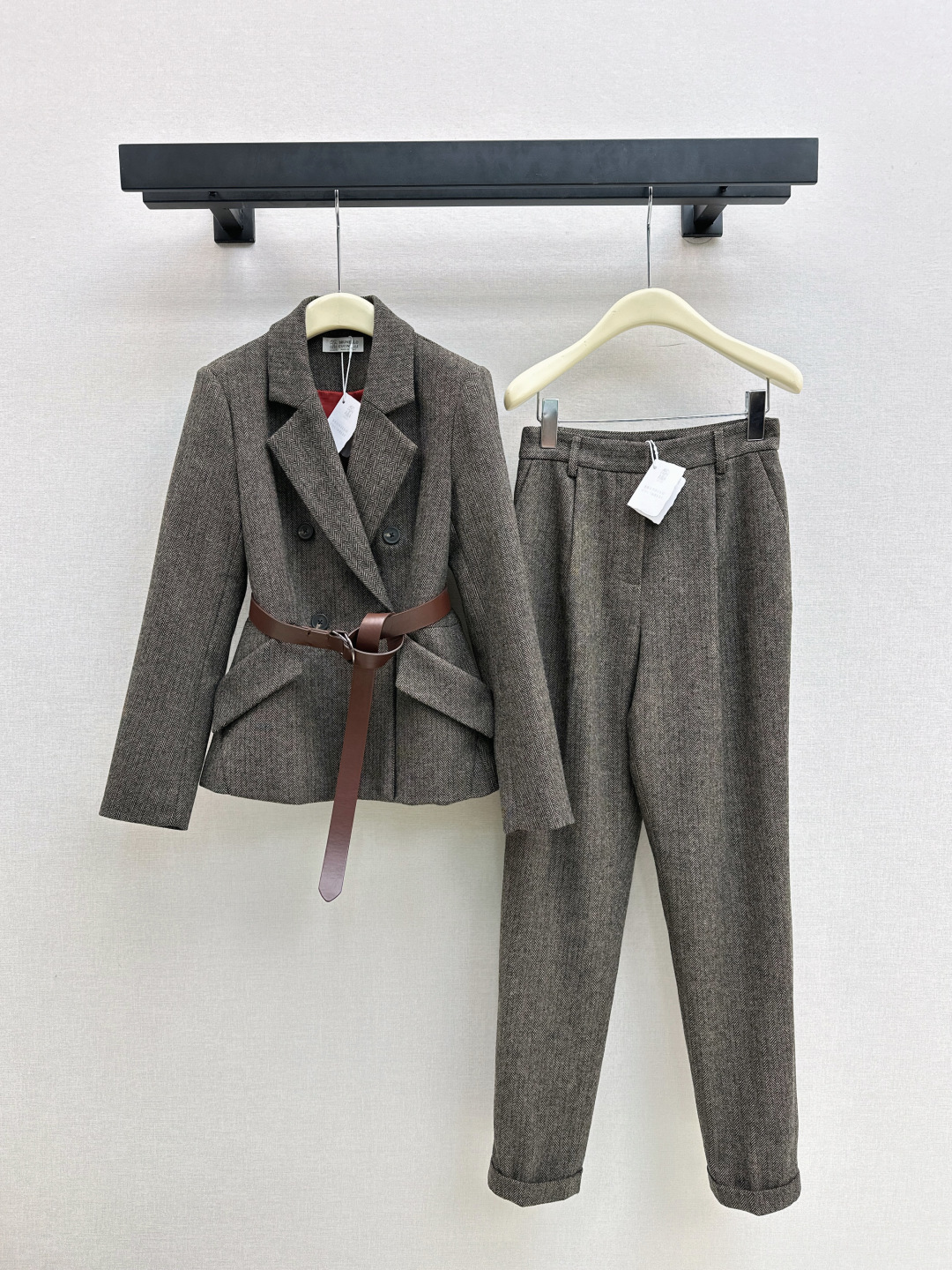 NO:607240,High sense of wear Bc 25Ss - the latest Italian elegant and luxurious double-breasted suit jacket in autumn and winter. Heavy wool blended herringbone fabric. Elegant lady temperament. The upper body looks thin and tall. The must-have items for white and beautiful women are high-end and fashionable. Original customized hardware accessories. Sweet and cool girls are A and sassy. The stiffness is very good. Highly recommended items. One color ready for sale sml jackets, jackets & coats, business suit, alexander wang19860909高知感穿搭 Bc 25Ss———秋冬最新款意式优雅高奢双排扣西装外套重磅羊毛混纺人字纹面料 气质优雅lady气质 上身显瘦又高挑 白富美必备单品高级又时髦 原版定制五金配件 甜酷女孩又A又飒 挺括感很好 强烈推荐单品 一色现货发售sml 外套,,jackets & coats,business suit,alexander wang,Women's clothing