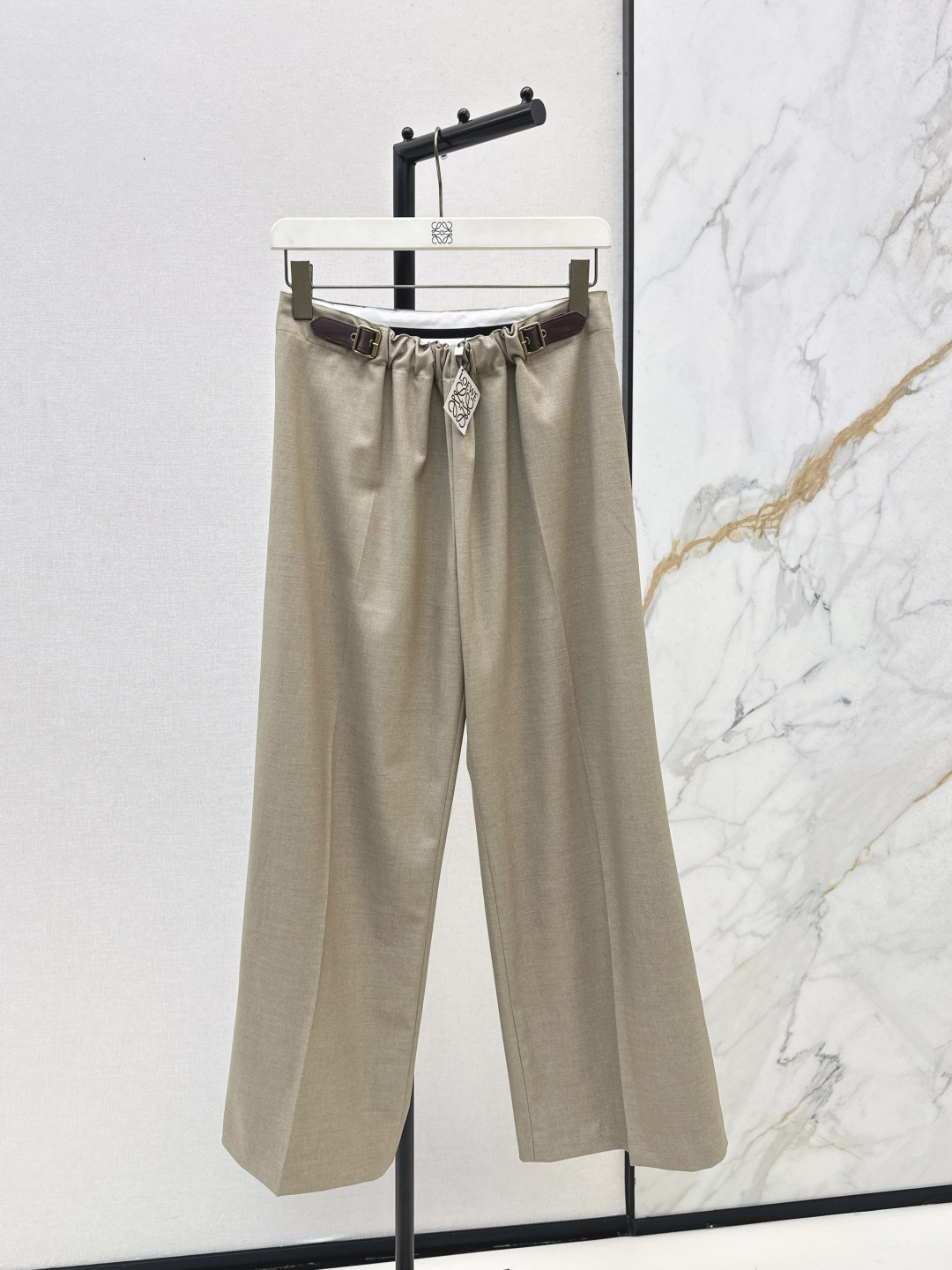 NO:607228,Popular series Loe 25Ss - the latest and most popular handsome suit in early autumn. Short blazer + straight trousers decorated with belts on both sides. Customized twill suit fabric. A set of matching upper body is perfect for sweet and cool style. The upper body is slim and cool and stylish. The overall cool and handsome feeling is slim and tall. The modified figure is cool and attractive. Recommended to match. Two colors are available for sale sml,, loewe, jackets & coats, business suit, alexander wang19860909爆单系列 Loe 25Ss———早秋最新款高人气帅气套装双侧皮带装饰短款西装外套+直筒西裤 定制斜纹西装面料 一套搭配上身甜酷风简直绝了 上身显瘦又酷酷有型 整体酷帅感十足 显瘦显高的修饰身材 又酷又拽 推荐一套搭配 两色现货发售sml,,loewe,jackets & coats,business suit,alexander wang,Women's clothing