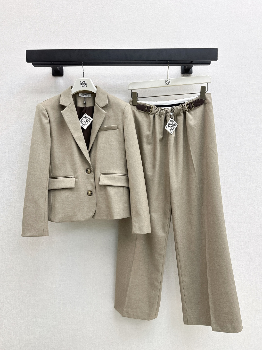 NO:607222,Popular series Loe 25Ss - the latest and most popular handsome suit in early autumn. Short blazer with belt decoration on both sides + straight trousers. Customized twill suit fabric. The sweet and cool style of the upper body is perfect. The upper body is slim and cool. The overall body is cool and handsome. The modified figure is slim and tall. It is cool and attractive. Recommended to match. Two colors are available for sale sml. Outside, loewe, jackets & coats, business suit, alexander wang19860909爆单系列 Loe 25Ss———早秋最新款高人气帅气套装双侧皮带装饰短款西装外套+直筒西裤 定制斜纹西装面料 一套搭配上身甜酷风简直绝了 上身显瘦又酷酷有型 整体酷帅感十足 显瘦显高的修饰身材 又酷又拽 推荐一套搭配 两色现货发售sml 外,,loewe,jackets & coats,business suit,alexander wang,Women's clothing