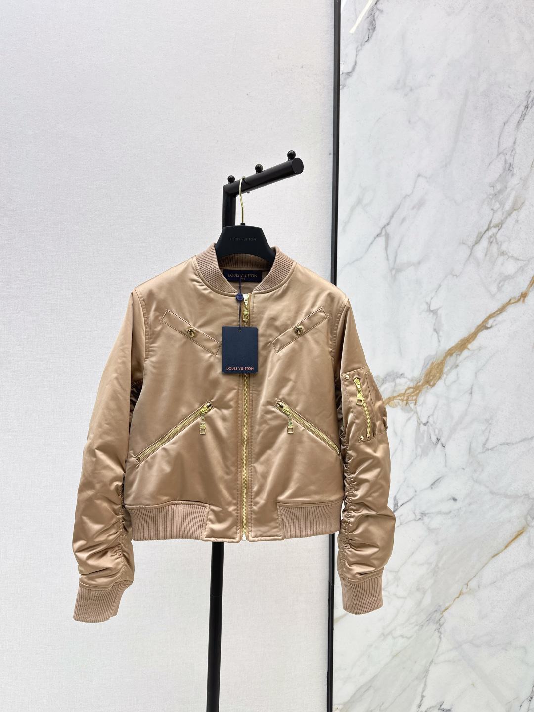 NO:577852,L's 25Ss - the latest zipper-decorated jacket in autumn and winter is classic and stylish. It has its own aura. The texture of the fabric is very nice. It is fashionable and high-end. The color is super positive. The upper body is white and slim. It has a cool and handsome series. The upper body is full of aura when walking. The length is just right and easy to control. One color ready for sale sml,, louis vuitton, jackets & coats, jackets & coats, alexander wang19860909L家 25Ss———秋冬最新拉链装饰夹克外套经典又有型 自带气场 面料质感很奈斯 时髦又高级 颜色超级正 上身显白又显瘦 自带酷帅感的系列 走路都带风上身气场全开 长度恰到好处 轻松驾驭 一色现货发售sml,,louis vuitton,jackets & coats,jackets & coats,alexander wang,Women's clothing