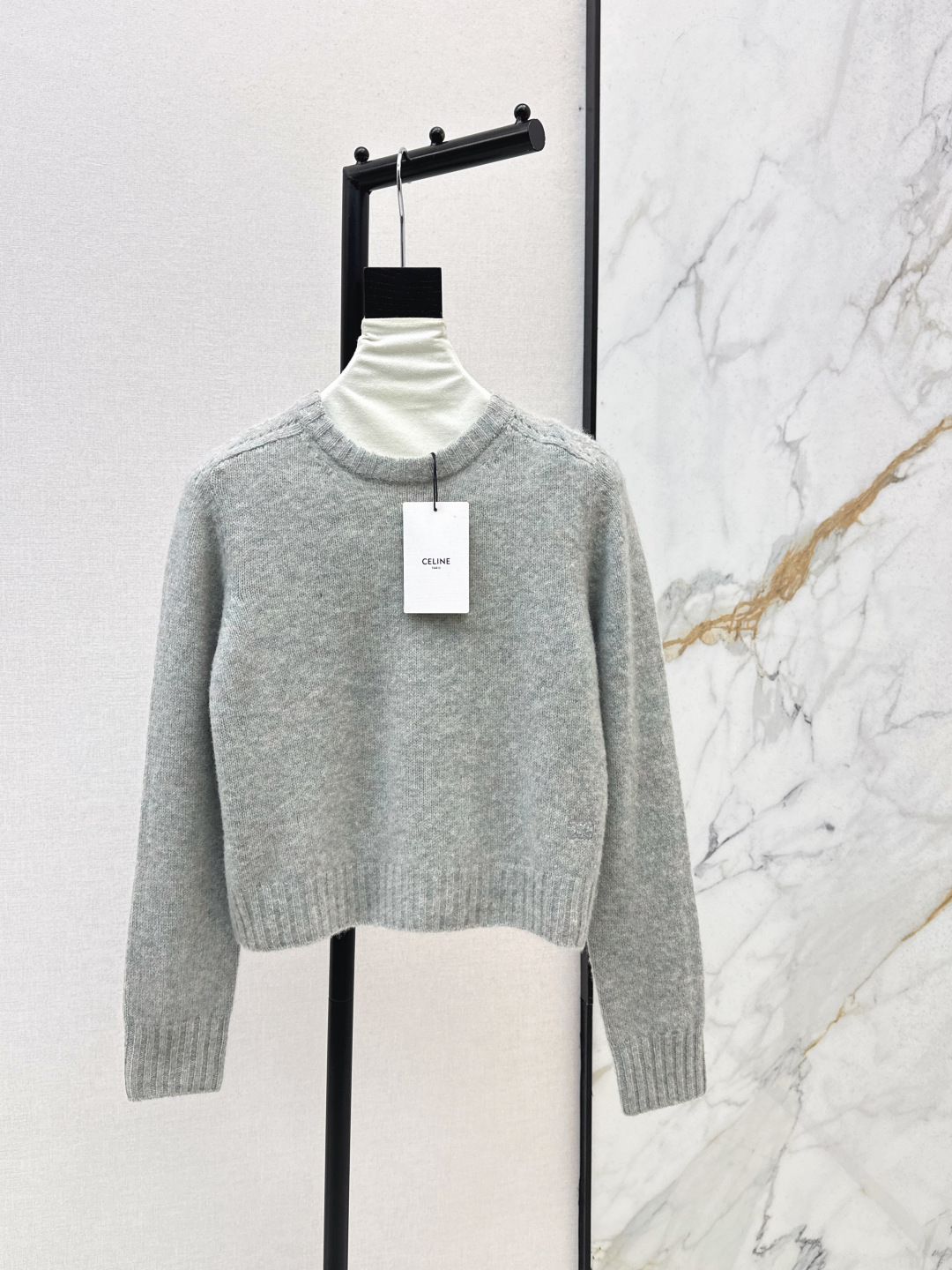 NO:577846,Exclusive launch of CE 25Ss - the latest high-end gray round-neck sweater in autumn and winter. It is a very tonal and simple product. The temperament is small and short, and the upper body is slim. Imported goat hair yarn. The texture is delicate, soft and comfortable. The classic version is versatile and not picky. One color ready for sale sml,,sweaters,alexander wang19860909独家首发 CE 25Ss————秋冬最新款高级灰色系圆领毛衣非常有调性的极简单品 气质小短款版型上身巨显瘦 进口山羊毛纱线 质感细腻柔软舒适 经典版型百搭不挑人 一色现货发售sml,,sweaters,alexander wang,Women's clothing