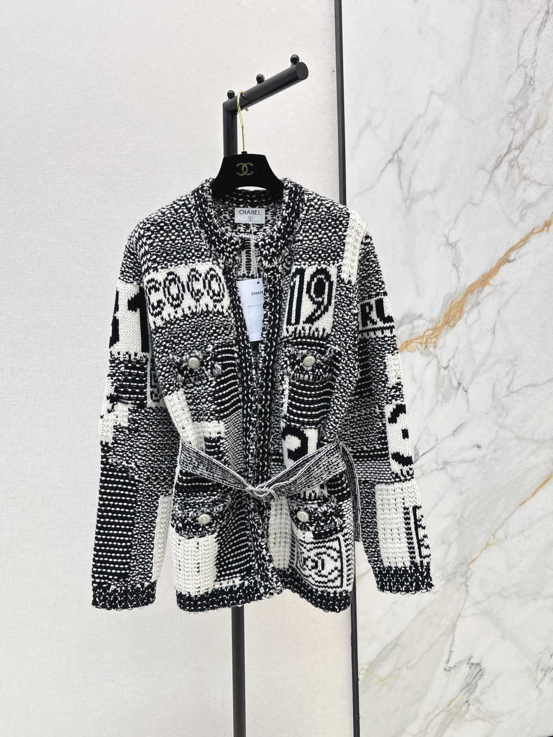 NO:605803,Exclusive first release of C Home 25Ss————The latest high-end Coco girly cardigan jacket for autumn and winter, a fairy white and beautiful artifact!  The custom-woven special gauze ribbon is beautiful in real life. It instantly enhances the gentle atmosphere. The temperament H version makes the upper body look slimmer. The gentle and elegant girly style is not attractive. The same color is available for sale sml, chanel, jackets & coats, alexander wang19860909独家首发 C家 25Ss————秋冬最新款高定Coco少女气质开衫外套 仙女白富美神器！定制编织特种纱织带实物绝美 瞬间提升温柔氛围感 气质H版型上身巨显瘦 温柔优雅少女风气质不挑人 一色现货发售sml,,chanel,jackets & coats,alexander wang,Women's clothing