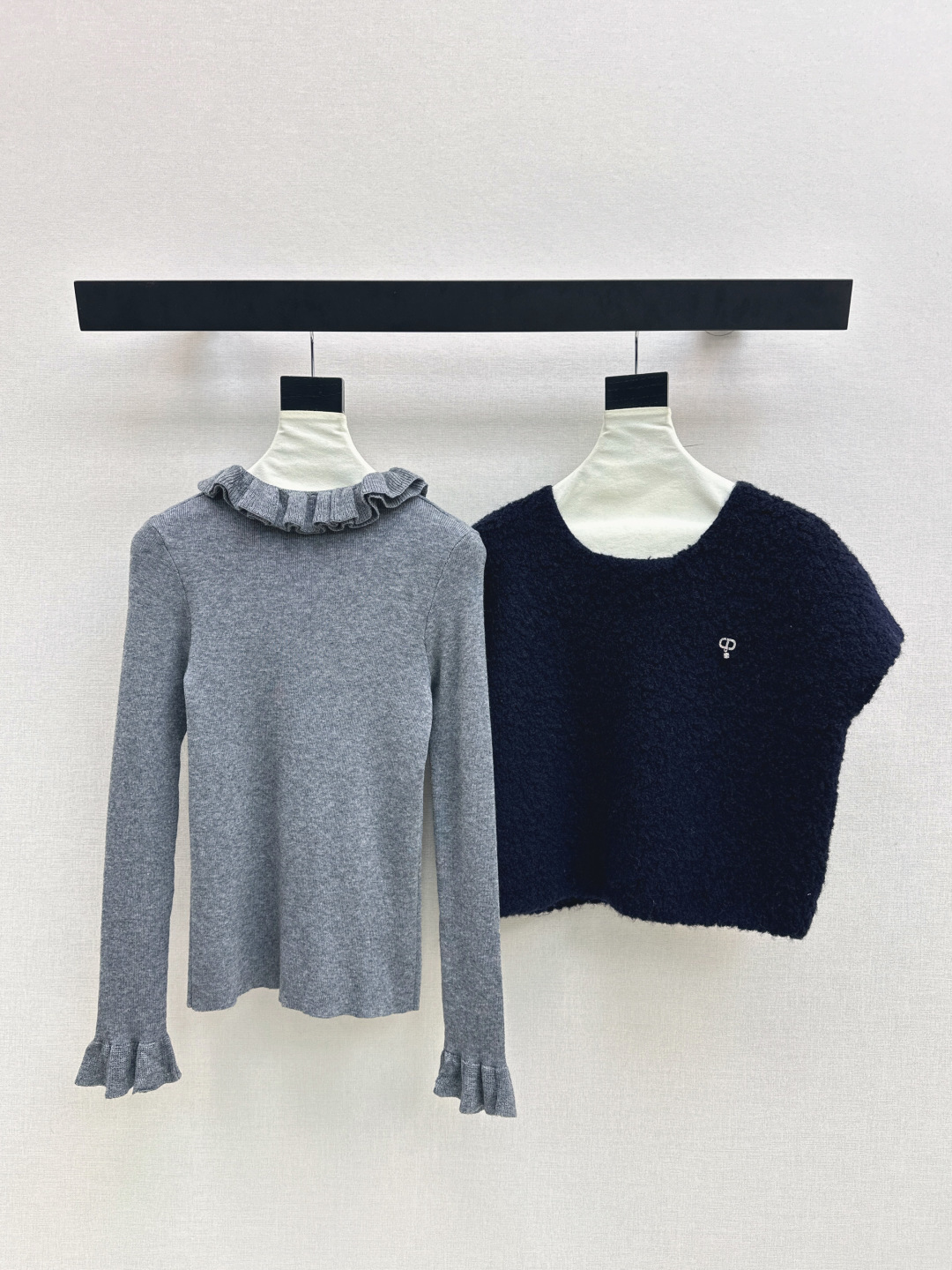 NO:577840,Exclusive first release of CD 25Ss - the latest elegant lady-like suit for autumn and winter, ear-trimmed bottoming shirt + terry vest, 100% worsted wool yarn fabric, simple and elegant lazy style, durable, warm and beautiful~~ The most practical and versatile boutique, high-end everyday layering for autumn and winter!  !  Super stretchy, not flattering on your figure. Sold as a set. Two colors available for sale. sml, alexander wang19860909独家首发 CD 25Ss————秋冬最新款优雅名媛气质套装木耳边打底衫+毛圈马甲 百分百精纺羊毛纱线面料 简约大气慵懒版型 经久耐穿 保暖度和颜值却都在线～～最实穿百搭的精品 秋冬打底叠穿日常高级！！超大弹力不挑身材 一套出售 两色现货发售sml,,alexander wang,Women's clothing