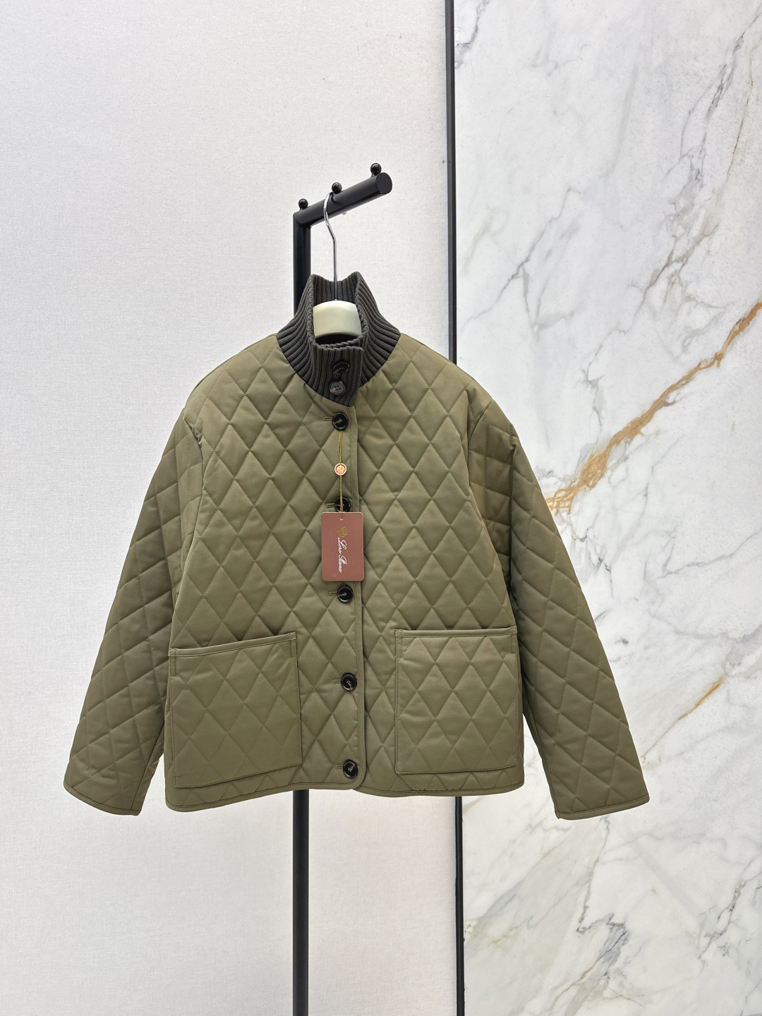 NO:606237,Autumn and winter must-have series LP 25Ss————The latest stand-collar retro green rhombus cotton jacket in autumn and winter. The fashionable feeling in winter comes from this set. The layered sweater is a perfect blogger style. The dark and light thread stitching on the collar. The small details of the color matching are very feel. Casual and lazy without losing the sense of luxury. One color ready for sale sml, loro piana, hoodie, sweatshirts, jackets & coats, sweaters, alexander  wang19860909秋冬必备系列 LP 25Ss————秋冬最新款立领复古绿菱格棉服外套 冬季的时髦感来自这一套 叠穿毛衣卫衣妥妥的入圈博主范 领口深浅色螺纹拼接 配色的小细节很有Feel 休闲慵懒不失高级感 一色现货发售sml,,loro piana,hoodie,sweatshirts,jackets & coats,sweaters,alexander wang,Women's clothing