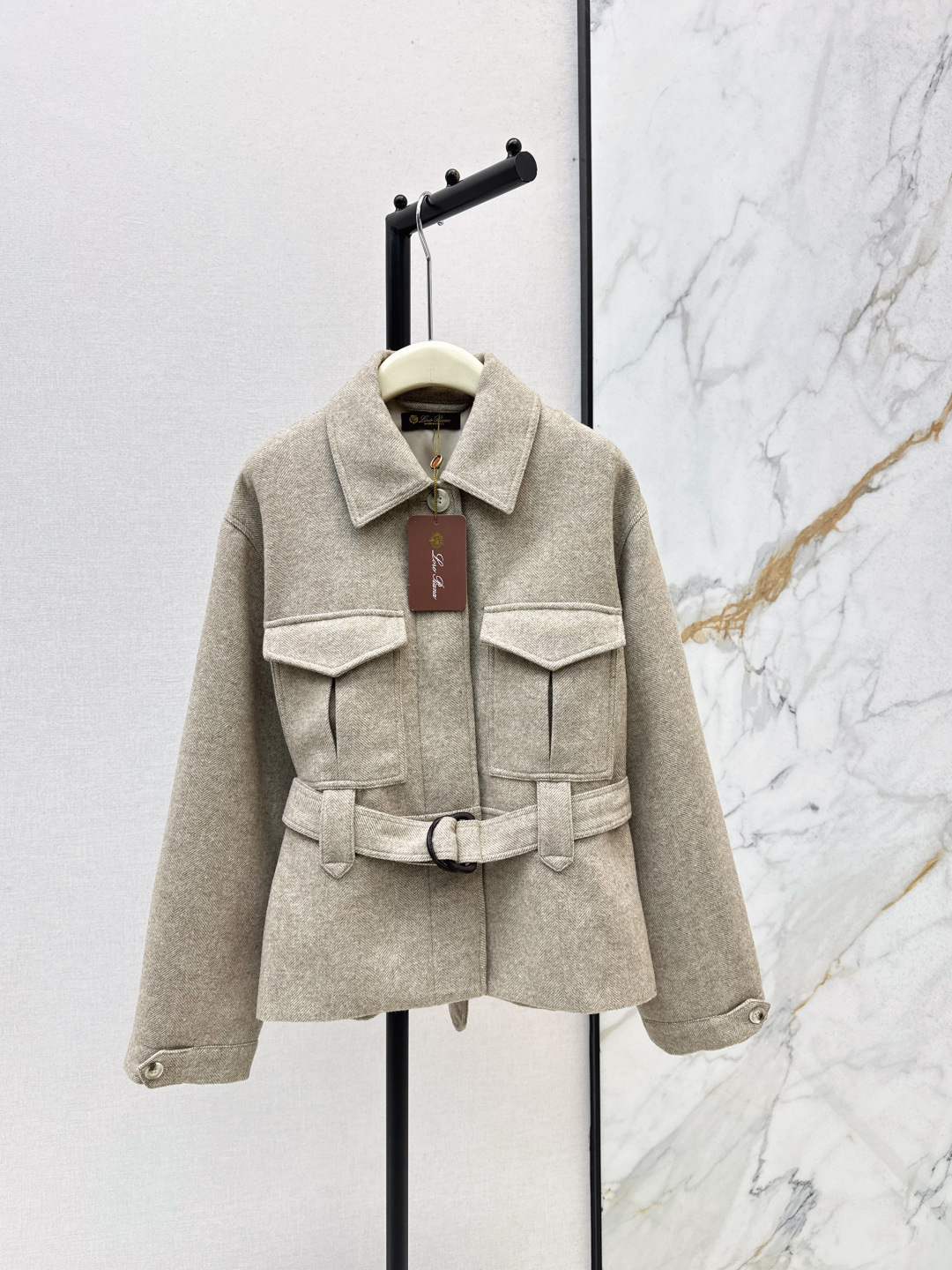 NO:606236,350L 25Ss————The latest high-end old-money style waist-cinching jacket for autumn and winter. Exclusive herringbone pattern fabric. It is heavy and textured and is very suitable for autumn and winter wear. The waist-cinching curve sublimates the softness in the toughness. 3D three-dimensional tailoring design upper body is capable and elegant. Goddess Style. Easy to control for commuting. Casual matching to interpret different styles. One color available for sale sml, loro piana, jackets & coats, alexander wang19860909350L 25Ss———秋冬最新款高级老钱风穿搭收腰外套 独家开的人字纹面料 实物重磅有质感很适合秋冬穿搭 腰部收腰曲线让柔美在硬朗中升华 3D立体剪裁设计上身干练优雅气场女神Style 通勤穿搭轻松驾驭 随性搭配演绎不同风格 一色现货发售sml,,loro piana,jackets & coats,alexander wang,Women's clothing