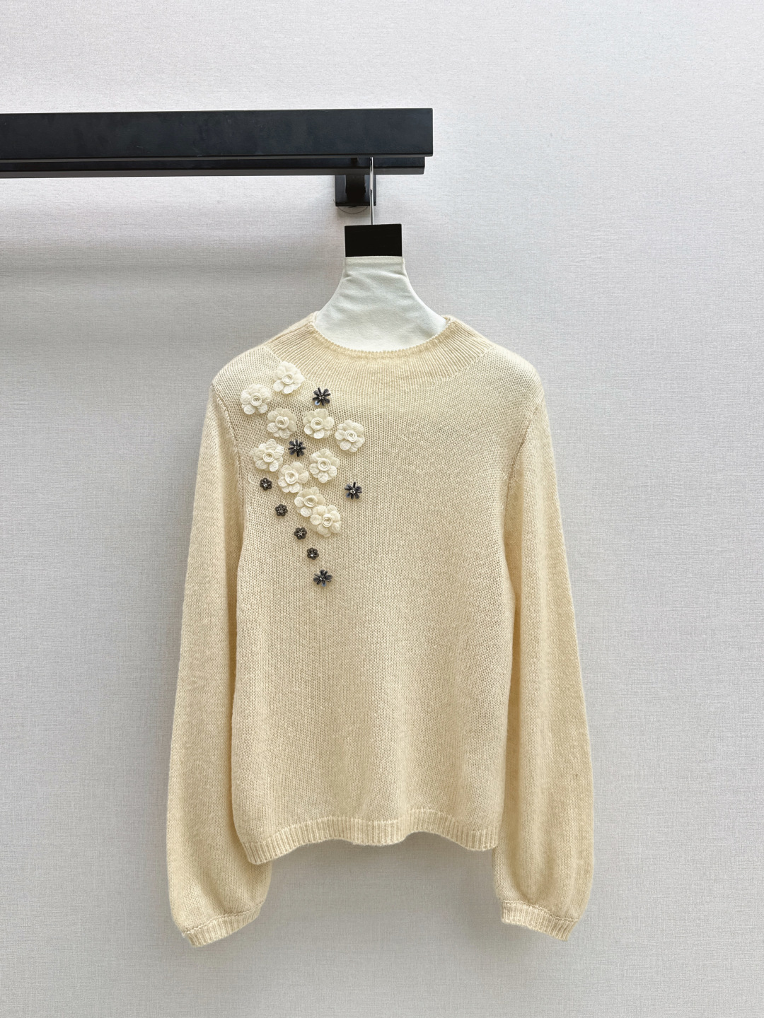 NO:578293,Gentle and daily must-have inner wear C Home 25Ss————The latest three-dimensional flower-decorated sweater that is a must-have for gentle girls in autumn and winter. It is so easy to match and has a gentle retro style for everyday use. The fabric span is very large and can be worn by girls and mature women with different tastes. Highly recommended~~ Three colors are on sale in stock sml,,chanel,sweaters,alexander wang19860909温柔日常必备内搭 C家 25Ss————秋冬最新款温柔女孩必备立体花朵装饰毛衣 太好搭啦很日常的温柔复古风 面料跨度很大少女熟女都可穿出不同味道 强烈推荐哦～～ 三色现货发售sml,,chanel,sweaters,alexander wang,Women's clothing