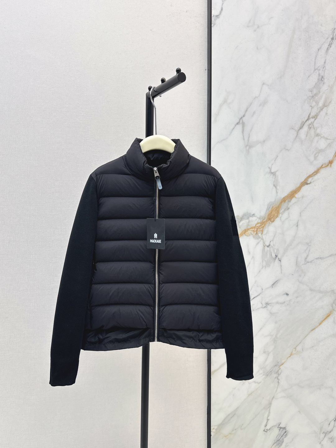 NO:578335,Comes with dust bag Mc 25Ss - the latest spliced ​​knitted down jacket in autumn and winter with knitted small stand-up collar and three-dimensional tailoring design. Stylish and handsome. National standard 90 white goose down filling. Imported wool fabric. The texture is soft, light and comfortable. Imported machine-sewn three-dimensional press line technology. Original hardware accessories. Three colors available for sale smlxl,,jackets & coats,down jacket,alexander wang19860909配防尘袋Mc 25Ss———秋冬最新款拼接针织羽绒服外套拼针织小立领立体剪裁版型设计 时髦又帅气 国标90白鹅绒填充 进口羊毛面料 质感柔软轻盈舒适 进口机缝制立体压线线条工艺 原版五金配件 三色现货发售smlxl,,jackets & coats,down jacket,alexander wang,Women's clothing