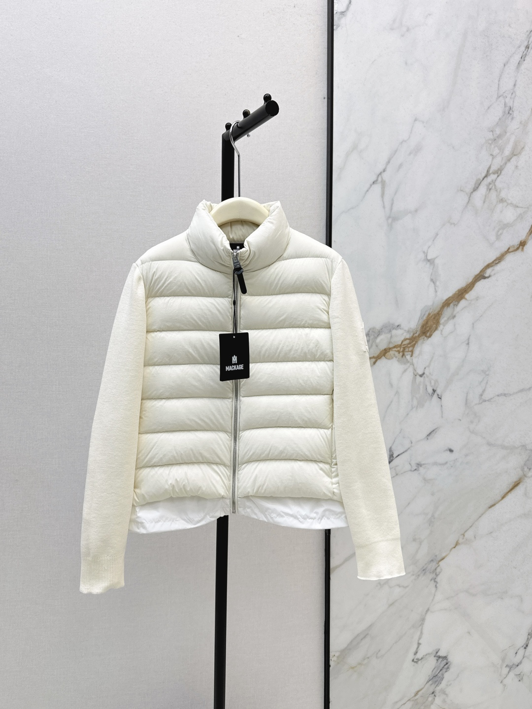 NO:578330,Equipped with dust-proof Mc 25Ss - the latest spliced ​​knitted down jacket in autumn and winter with knitted small stand-up collar and three-dimensional tailoring design. Fashionable and handsome. National standard 90 white goose down filling. Imported wool fabric. The texture is soft, light and comfortable. Imported machine-sewn three-dimensional press line technology. Original hardware accessories. Three colors available for sale smlxl,,jackets & coats,down jacket,alexander wang19860909配防尘Mc 25Ss———秋冬最新款拼接针织羽绒服外套拼针织小立领立体剪裁版型设计 时髦又帅气 国标90白鹅绒填充 进口羊毛面料 质感柔软轻盈舒适 进口机缝制立体压线线条工艺 原版五金配件 三色现货发售smlxl,,jackets & coats,down jacket,alexander wang,Women's clothing