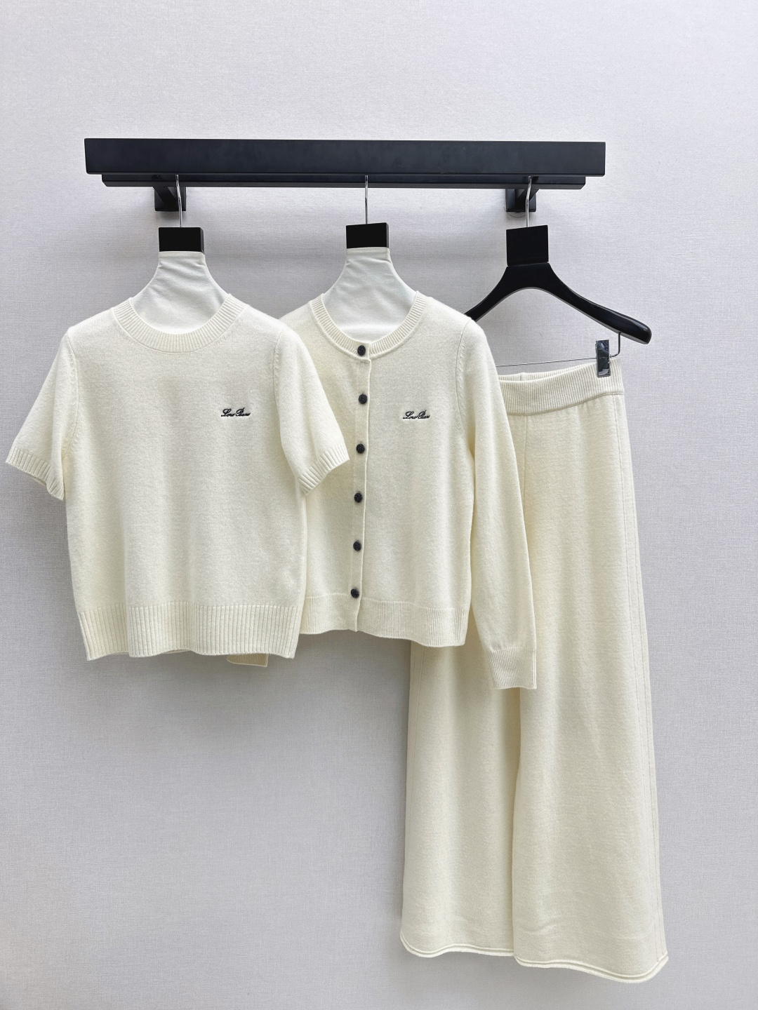 NO:578325,Exclusive style ~ LP 25Ss - the latest knitted three-piece set for autumn and winter, minimalist style short-sleeved sweater + round neck cardigan + elastic waist straight pants. Exquisite beauty. The overall feeling is very simple and elegant. When paired together, it will give you a gentle, beautiful and moving feeling. The color and pattern are impeccable. A must-have set for lazy people. It will look good no matter how you wear it. The texture of the fabric is excellent. It is made of customized wool fabric. The fabric is in place. One set. Three colors available for sale sml,, loro  piana,sweaters,T-shirt,alexander wang19860909独家款 ～ LP 25Ss———秋冬最新款针织三件套极简风短袖毛衣+圆领开衫+松紧腰直筒裤 精致美感 整体给人感觉特别的简约大气 一套搭配起来给你人一种温柔美丽动人的感觉 颜色跟版型都无可挑剔 懒人必备一套怎么搭都好看 面料质感一绝 采用的是定制羊毛面料 面料很到位 一套出 三色现货发售sml,,loro piana,sweaters,T-shirt,alexander wang,Women's clothing