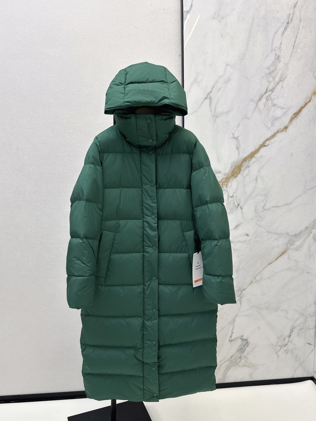 NO:578544,Comes with dust bag Lulu~ 25Ss————The latest classic nine-lattice long down jacket in autumn and winter SoftMatte fabric National standard 90 white goose down filling Light and warm Detachable hood design External zipper pocket Built-in hidden mobile phone pocket Internal pocket to store necessities Comfortable fit on the inner cuffs Loose tailoring Significantly enhanced three-dimensional sense and texture Plus double windproof effect of detachable hood zippers and buttons Multi-channel stitching inside to prevent fabric from getting stuck on the zipper I won’t resist any inner wear. Three colors are on sale on 4/6/8/10, down jacket, hats, alexander wang19860909配防尘袋Lulu～ 25Ss————秋冬最新款经典款九格长款羽绒服 SoftMatte 面料 国标90白鹅绒填充 轻盈温暖 可拆卸连帽设计 外侧拉链口袋 内置隐藏式手机袋内侧口袋 存放必需品 内侧袖口舒适贴合 宽松剪裁 立体感和质感显著增强 加上可拆卸帽子拉链和纽扣的双重防风效果 内里多道车线保证 防止面料卡在拉链上 对任何内搭都不抗拒 三色现货发售4/6/8/10,,down jacket,hats,alexander wang,Women's clothing