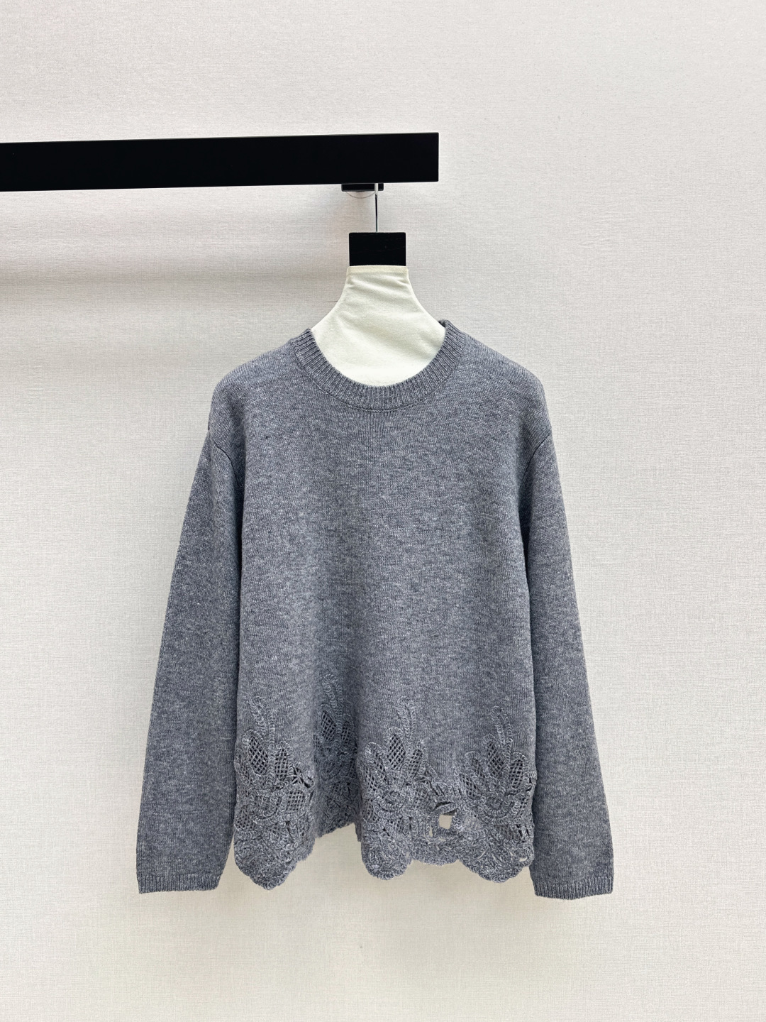 NO:578535,Es 25Ss - the latest early autumn round-neck sweater with embroidered lace decoration. A fairy-like item. The stitching is made of hook-and-loop pattern. The shape is unique. The original customized wool yarn is soft and delicate. It looks great when worn alone. Highly recommended. Fashionable items. Must-have items for white, rich and beautiful women. Three colors available for sale sml,,sweaters,alexander wang19860909Es 25Ss———早秋最新款拼接刺绣花边装饰圆领毛衣 仙仙的单品 拼接缕空勾花工艺 版型绝绝子 原版定制羊毛纱线软糯细腻 外搭单穿都超好看 强烈推荐气质时髦单品 白富美必备单品 三色现货发售sml,,sweaters,alexander wang,Women's clothing