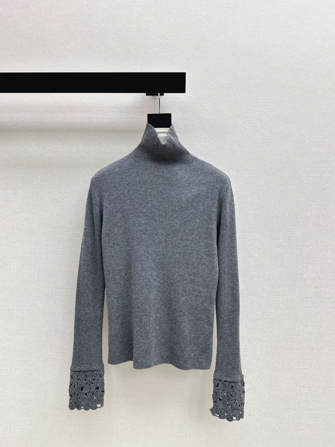 NO:578530,Ch～E 25Ss————Latest autumn and winter lace sleeve splicing technology high-neck bottoming shirt. Daily essential style. Easy to wear and match. Made of wool knitted yarn fabric. The fluffy texture is very soft and waxy and comfortable. The sleeve splicing technology is bright but not too eye-catching. Four colors are available now. sml,, alexander wang19860909Ch～E 25Ss————秋冬最新款花边袖子拼接工艺高领打底衫 日常必备款 各种好穿好搭配 采用羊毛针织纱线面料 蓬松质感十分软糯贴身舒适 袖子拼接工艺有亮点又不过分吸睛 四色现货发售sml,,alexander wang,Women's clothing