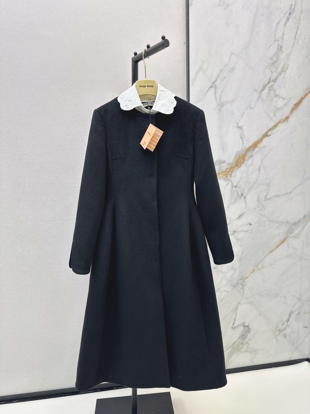 NO:578525,Miu 25Ss————The latest autumn and winter embroidered collar doll-style woolen long coat-style dress. It is very age-reducing. It can be worn as a coat or a dress. The skirt length does not press on the height and shows the length of the legs. The collar is detachable. Customized wool fabric is comfortable and warm. 3D three-dimensional tailoring perfect version of the upper body makes the upper body look slimmer. The design can be both elegant and fashionable. The upper body is very elegant. Two colors are available now. sml,, miumiu, skirts, jackets & coats, alexander  wang19860909Miu 25Ss————秋冬最新款绣花领娃娃款设计毛呢长款大衣式连衣裙 非常减龄 可以当外套穿也可以当连衣裙穿 裙长不压身高显腿长 领子可拆卸 定制羊毛面料舒适保暖 3D立体剪裁完美版型上身巨显瘦 能优雅也能时髦感的设计 上身很显气质 两色现货发售sml,,miumiu,skirts,jackets & coats,alexander wang,Women's clothing