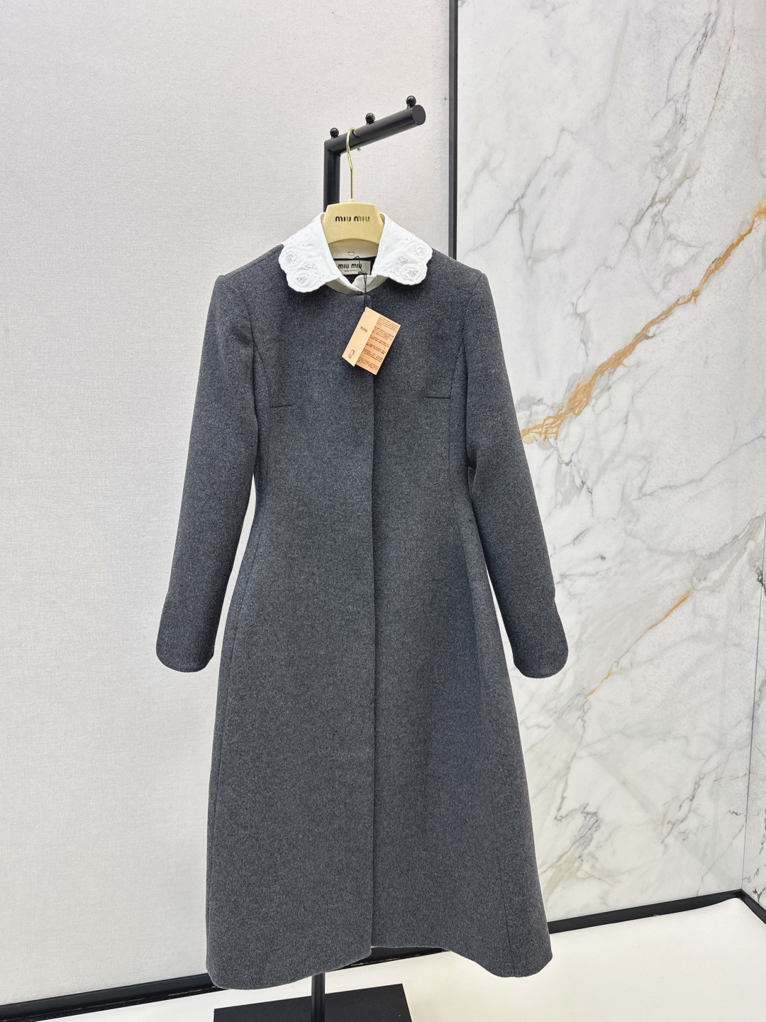 NO:578520,Miu 25Ss————The latest autumn and winter embroidered collar doll-style woolen long coat-style dress. It is very age-reducing. It can be worn as a coat or a dress. The skirt length does not press on the height and shows the length of the legs. The collar is detachable. Customized wool fabric is comfortable and warm. 3D three-dimensional tailoring perfect version of the upper body makes the upper body look slimmer. The design can be both elegant and fashionable. The upper body is very elegant. Two colors are available now. sml,, miumiu, skirts, jackets & coats, alexander  wang19860909Miu 25Ss————秋冬最新款绣花领娃娃款设计毛呢长款大衣式连衣裙 非常减龄 可以当外套穿也可以当连衣裙穿 裙长不压身高显腿长 领子可拆卸 定制羊毛面料舒适保暖 3D立体剪裁完美版型上身巨显瘦 能优雅也能时髦感的设计 上身很显气质 两色现货发售sml,,miumiu,skirts,jackets & coats,alexander wang,Women's clothing