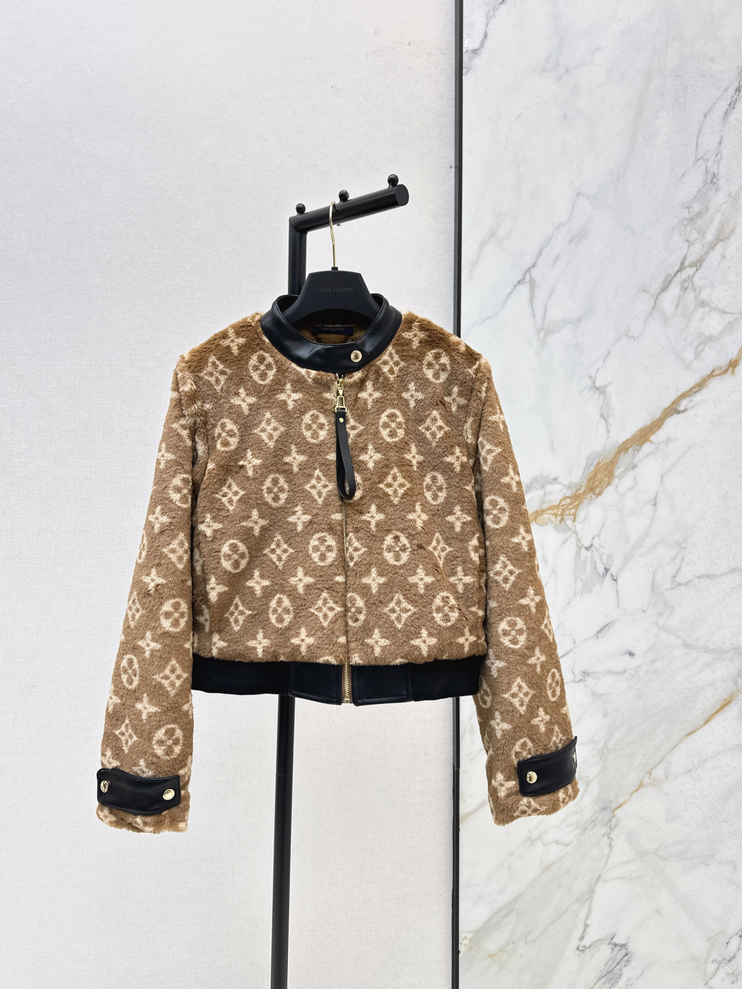 NO:578692,L's 25Ss - the latest spliced leather Teddy lamb jacket for autumn and winter. Customized Teddy lamb velvet material. Sufficient wool to keep out the wind and cold. Leather stand-up collar jacket cut. The whole body is made of lambswool with obvious grain. Color matching and collision embellishment with four-leaf clover letters. Full quality. The inner diamond-shaped embossed down cotton filling is warm and practical. Adds high-end colors. Suitable for more wearing occasions and personal styles. Regular loose fit. Two colors available for sale sml,, louis  vuitton,jackets & coats,down jacket,alexander wang19860909L家 25Ss———秋冬最新款拼接皮革泰迪羊羔外套定制泰迪羊羔绒材质 毛量充足防风御寒 皮质小立领外套剪裁 通体颗粒明显羊羔绒材质 拼色碰撞点缀四叶草字母 品相十足 内里菱形压纹填充羽绒棉 保暖实用 增添高级色彩 适配更多穿搭场合和个人风格 常规宽松版型 两色现货发售sml,,louis vuitton,jackets & coats,down jacket,alexander wang,Women's clothing