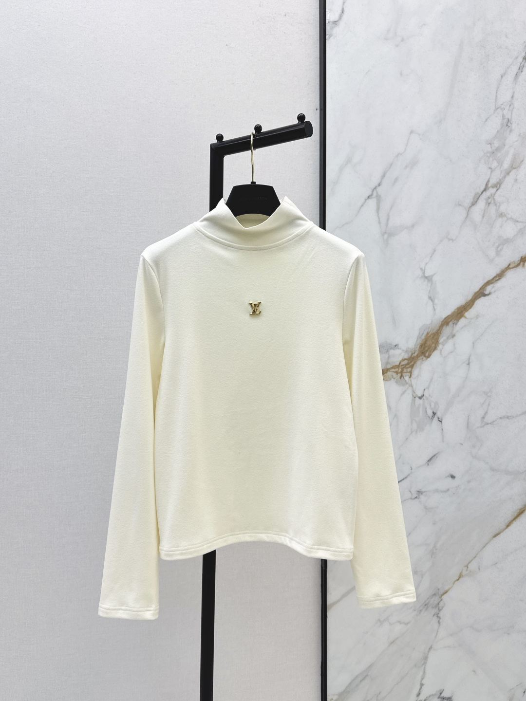 NO:578690,L Family 25Ss————The latest slim-fit letter logo high-neck bottoming shirt for autumn and winter. Customized imported cotton material. Comfortable texture and full elasticity. Slim-fitting high-neck bottoming tailoring. Stacked collar edge to keep warm and advanced. Metal letter logo sewn in the center of the chest. Full elastic fit. Visually narrowed and elongated. Two colors available for sale sml,, louis vuitton, alexander wang19860909L家 25Ss————秋冬最新款修身字母徽标高领打底衫 定制进口棉纶材质 质感舒适弹力十足 修身高领打底裁剪 堆叠领边保暖高级 胸口居中缝制字母金属徽标 弹性贴身感十足 视觉收窄拉长 两色现货发售sml,,louis vuitton,alexander wang,Women's clothing