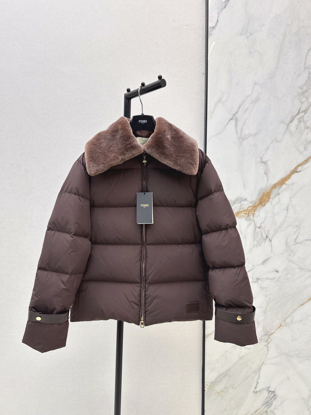 NO:578680,Equipped with dust bag FD 25Ss - the new autumn and winter fur one-piece large lapel down jacket. Customized double leather tabs. Lambskin fur one-piece large lapel. The cuff leather buttons are novel and unique and have a great warmth concept. Create a must-have item for white and rich women. The contoured upper body is age-reducing and handsome. Keeps warm and avoids bloat. National standard 90 white duck down filling. Imported fabrics have excellent texture. Imported machine-sewn smooth line technology. Original hardware accessories.  Original mark original label recommended two colors ready for sale sml, down jacket, sheepskin, alexander wang19860909配防尘袋FD 25Ss———秋冬新款皮毛一体大翻领羽绒服 定制双皮袢 小羊皮皮毛一体大翻领 袖口皮扣设计新颖独特又保暖理念超赞 打造白富美必备单品 廓形版型上身减龄又帅气 保暖拒绝臃肿 国标90白鸭绒填充 进口面料质感超赞 进口机缝制流畅线条工艺 原版五金配件 原唛原标 推荐 两色现货发售sml,,down jacket,sheepskin,alexander wang,Women's clothing