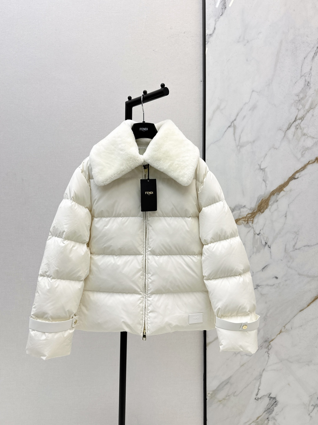 NO:578695,Equipped with dust bag FD 25Ss - the new autumn and winter fur one-piece large lapel down jacket. Customized double leather tabs. Lambskin fur one-piece large lapel. The cuff leather buttons are novel and unique and have a great warmth concept. Create a must-have item for white and rich women. The contoured upper body is age-reducing and handsome. Keeps warm and avoids bloat. National standard 90 white duck down filling. Imported fabrics have excellent texture. Imported machine-sewn smooth line technology. Original hardware accessories.  Original mark original label recommended two colors ready for sale sml, down jacket, sheepskin, alexander wang19860909配防尘袋FD 25Ss———秋冬新款皮毛一体大翻领羽绒服 定制双皮袢 小羊皮皮毛一体大翻领 袖口皮扣设计新颖独特又保暖理念超赞 打造白富美必备单品 廓形版型上身减龄又帅气 保暖拒绝臃肿 国标90白鸭绒填充 进口面料质感超赞 进口机缝制流畅线条工艺 原版五金配件 原唛原标 推荐 两色现货发售sml,,down jacket,sheepskin,alexander wang,Women's clothing