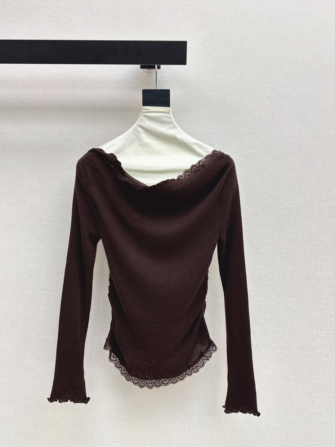 NO:578687,A must-have for everyone, Es 25Ss————The latest spliced ​​lace design one-line collar bottoming shirt for autumn and winter. It is a daily must-have. It is easy to wear and match. It is made of wool knitted yarn. It is very soft and slim and comfortable. The spliced ​​lace decoration is bright but not too eye-catching. Four colors are on sale now. sml,, alexander wang19860909人手必备 Es 25Ss————秋冬最新款拼接蕾丝设计一字领打底衫 日常必备款 各种好穿好搭配 采用羊毛针织纱线面料 十分软糯贴身舒适 拼接蕾丝装饰 有亮点又不过分吸睛 四色现货发售sml,,alexander wang,Women's clothing