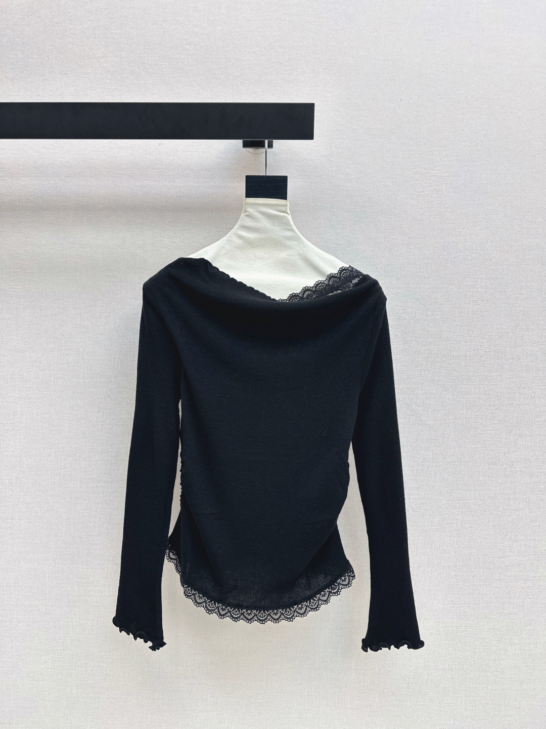 NO:578689,A must-have for everyone, Es 25Ss————The latest spliced ​​lace design one-line collar bottoming shirt for autumn and winter. It is a daily must-have. It is easy to wear and match. It is made of wool knitted yarn. It is very soft and slim and comfortable. The spliced ​​lace decoration is bright but not too eye-catching. Four colors are on sale now. sml,, alexander wang19860909人手必备 Es 25Ss————秋冬最新款拼接蕾丝设计一字领打底衫 日常必备款 各种好穿好搭配 采用羊毛针织纱线面料 十分软糯贴身舒适 拼接蕾丝装饰 有亮点又不过分吸睛 四色现货发售sml,,alexander wang,Women's clothing