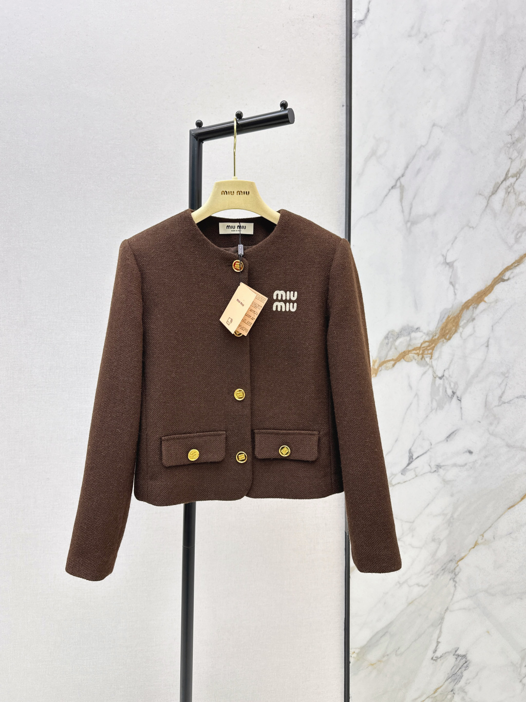 NO:578685,Retro temperament Miu 25Ss - the latest Maillard coffee-colored round neck jacket for autumn and winter. It has a retro fashion sense. Box-shaped tailoring design + contrasting letter embroidery. It is easy to control with all body shapes. It can easily look taller. It can be paired with pants or skirts. One color is available for sale sml,, miumiu, skirts, jackets & coats, alexander wang19860909复古气质 Miu 25Ss————秋冬最新款美拉德咖色系圆领外套 自带复古的时髦感 箱型剪裁设计 +撞色字母刺绣 各种身材都很好驾驭 轻松显高 搭配裤子或者半裙都OK 一色现货发售sml,,miumiu,skirts,jackets & coats,alexander wang,Women's clothing