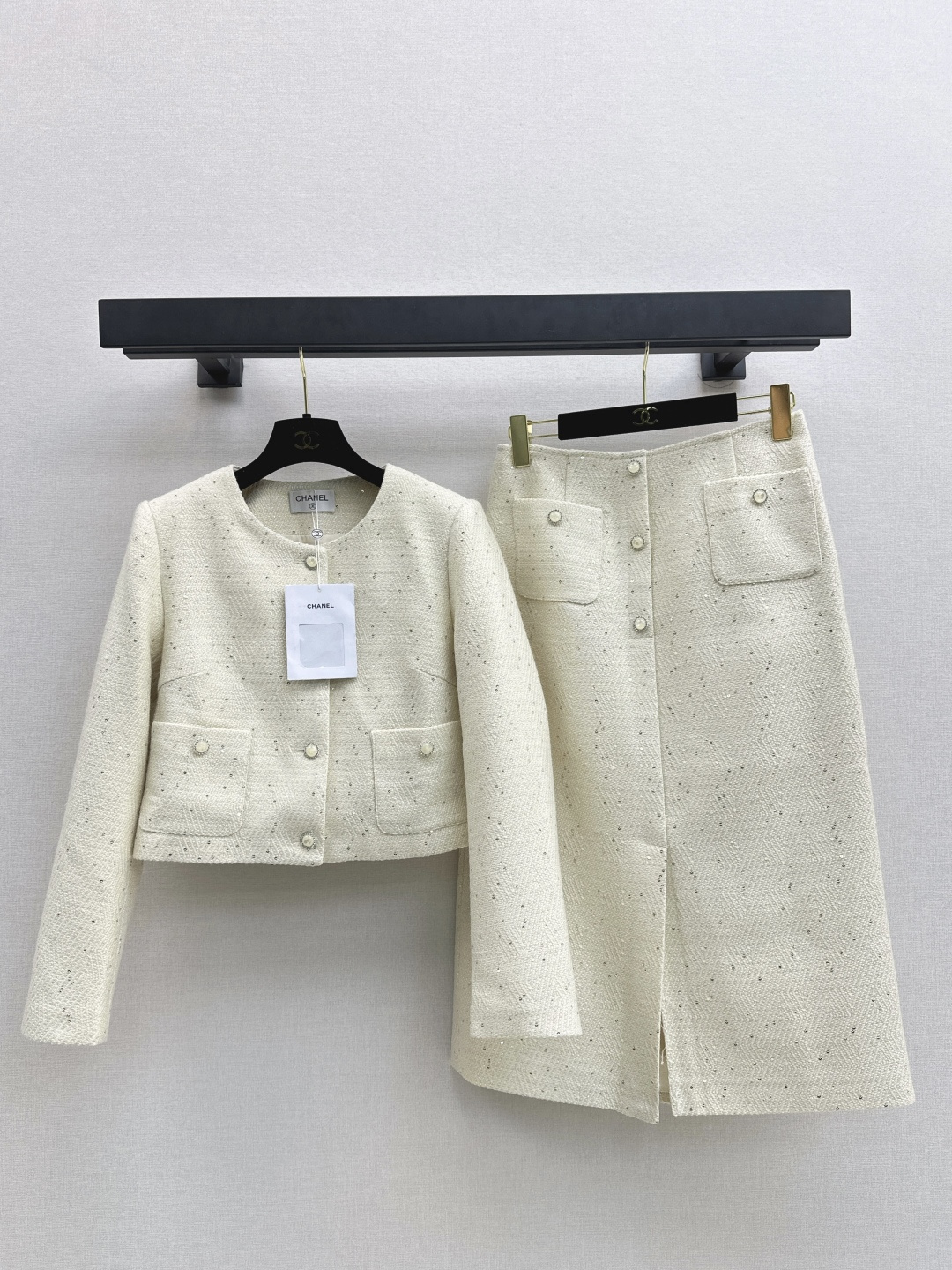 NO:578843,C Home 25Ss - The latest woven suit for autumn and winter, round neck jacket + long skirt. Imported woolen fabrics are of high quality. Tweed woolen fabrics create a model of ladylike style. The whole-body woven texture is fresh and refined. They all show elegant taste. The length modification improves the proportion of the legs. The first choice for fashionable and sophisticated wear in all seasons. Elegant temperament, sweet and age-reducing. One set available in stock. sml,,chanel,skirts,jackets & coats,alexander wang19860909C家 25Ss————秋冬最新款编织套装圆领外套+长款半裙 进口粗纺羊毛呢面料质感上乘 粗花毛呢面料打造名媛风典范 通体编织肌理感尽显清新脱俗 都彰显优雅品味 长度修饰改善腿部比例 四季时髦精穿搭首选 气质优雅 甜美减龄 一套出 一色现货发售sml,,chanel,skirts,jackets & coats,alexander wang,Women's clothing