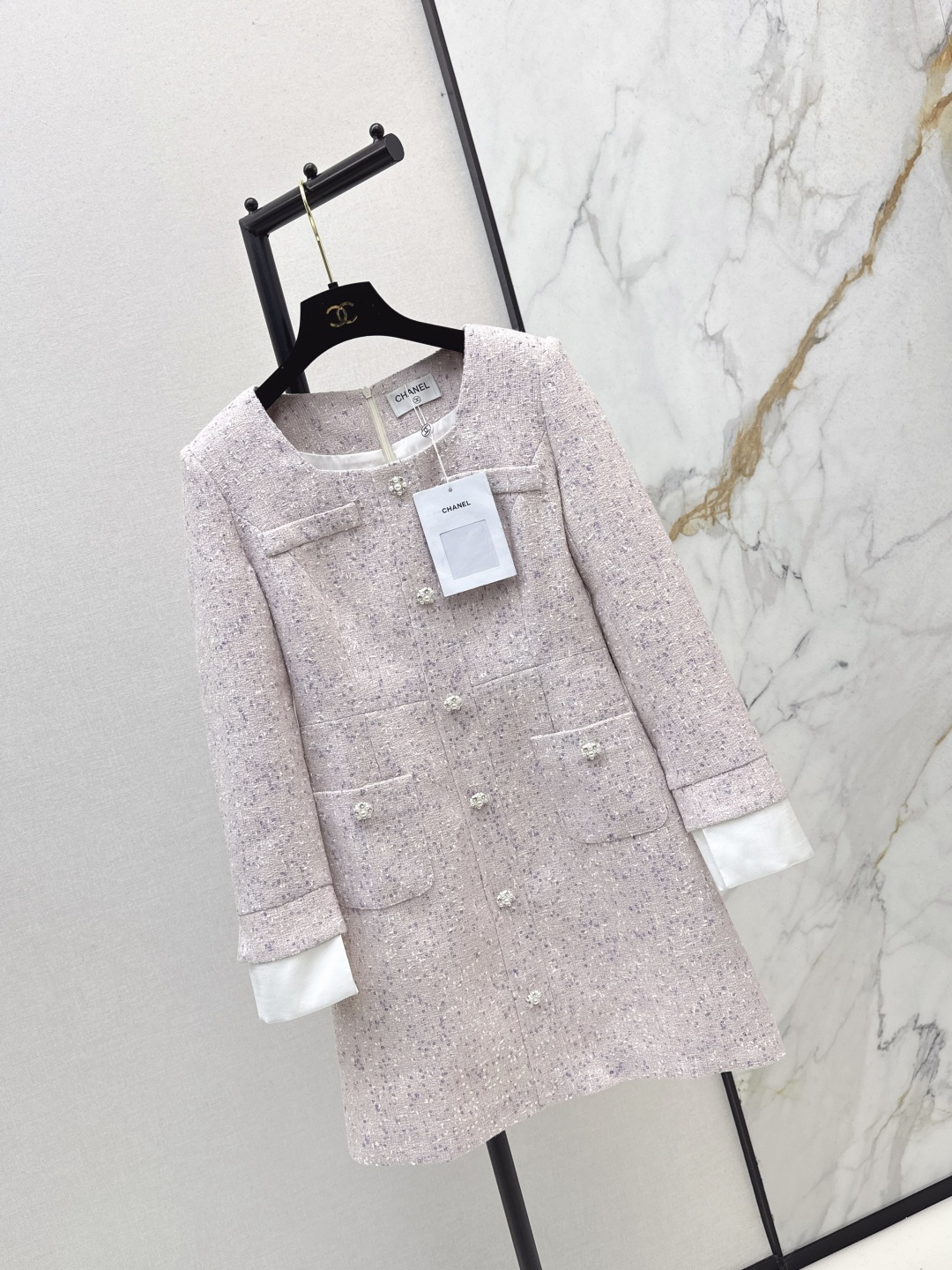 NO:578839,C Home 25Ss - The latest woven dress for autumn and winter. Imported woolen fabrics are of high quality. The tweed fabrics create a model of ladylike style. The whole-body woven texture is fresh and refined. They all show elegant taste. The length modification improves the proportion of the legs. The first choice for fashionable wear in all seasons. Elegant temperament. Sweet and age-reducing. One color ready for sale sml,,chanel,skirts,alexander wang19860909C家 25Ss————秋冬最新款编织连衣裙进口粗纺羊毛呢面料质感上乘 粗花毛呢面料打造名媛风典范 通体编织肌理感尽显清新脱俗 都彰显优雅品味 长度修饰改善腿部比例 四季时髦精穿搭首选 气质优雅 甜美减龄一色现货发售sml,,chanel,skirts,alexander wang,Women's clothing