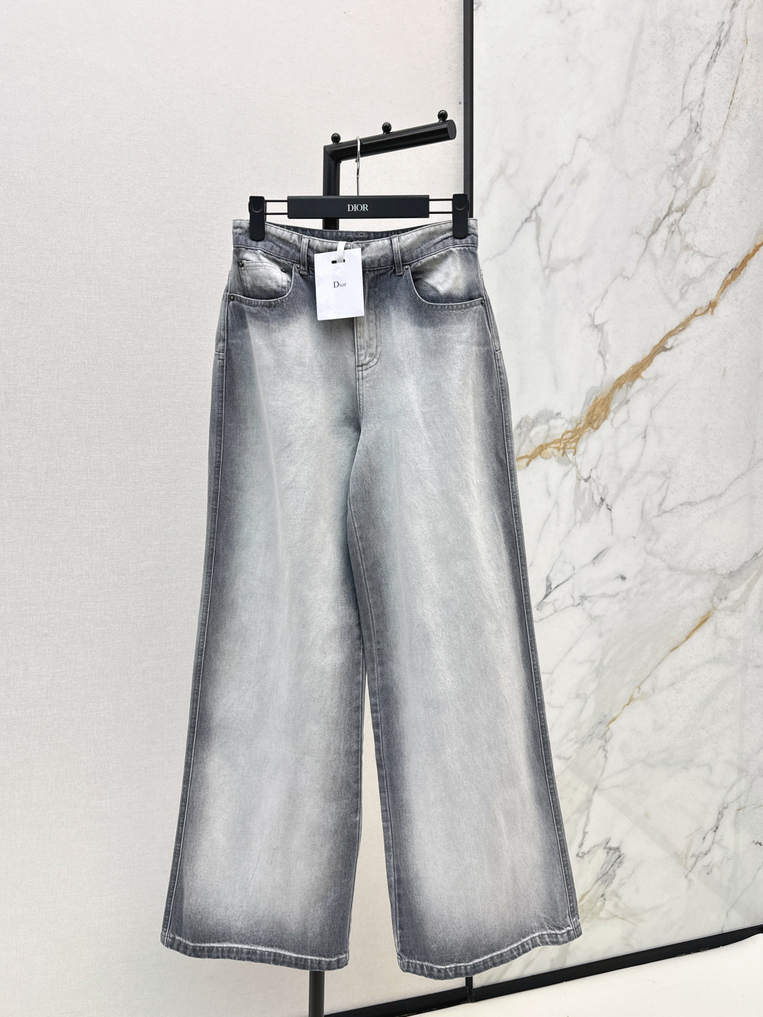 NO:578835,CD 25Ss————The latest frosted white smudge-dyed denim trousers for autumn and winter, customized twill cotton denim fabric, good breathability, soft and skin-friendly, high-waisted buttoned wide-leg trousers with symmetrical pockets, multi-enzyme washing process to create a retro smudged effect, letter leather label pattern embellished on the edge of the back waist, full sense of style, highlighting the casual temperament, fashionable and foreign-style, one color ready for sale smlxl,, alexander wang19860909CD 25Ss————秋冬最新款磨白晕染牛仔长裤定制斜纹棉牛仔面料 透气性佳柔软亲肤 高腰系扣对称口袋阔腿长裤剪裁 多重酵素水洗工艺处理 打造复古晕染效果 后腰边缘点缀字母皮标图案 造型感十足,突出休闲气质 时髦洋气 一色现货发售smlxl,,alexander wang,Women's clothing