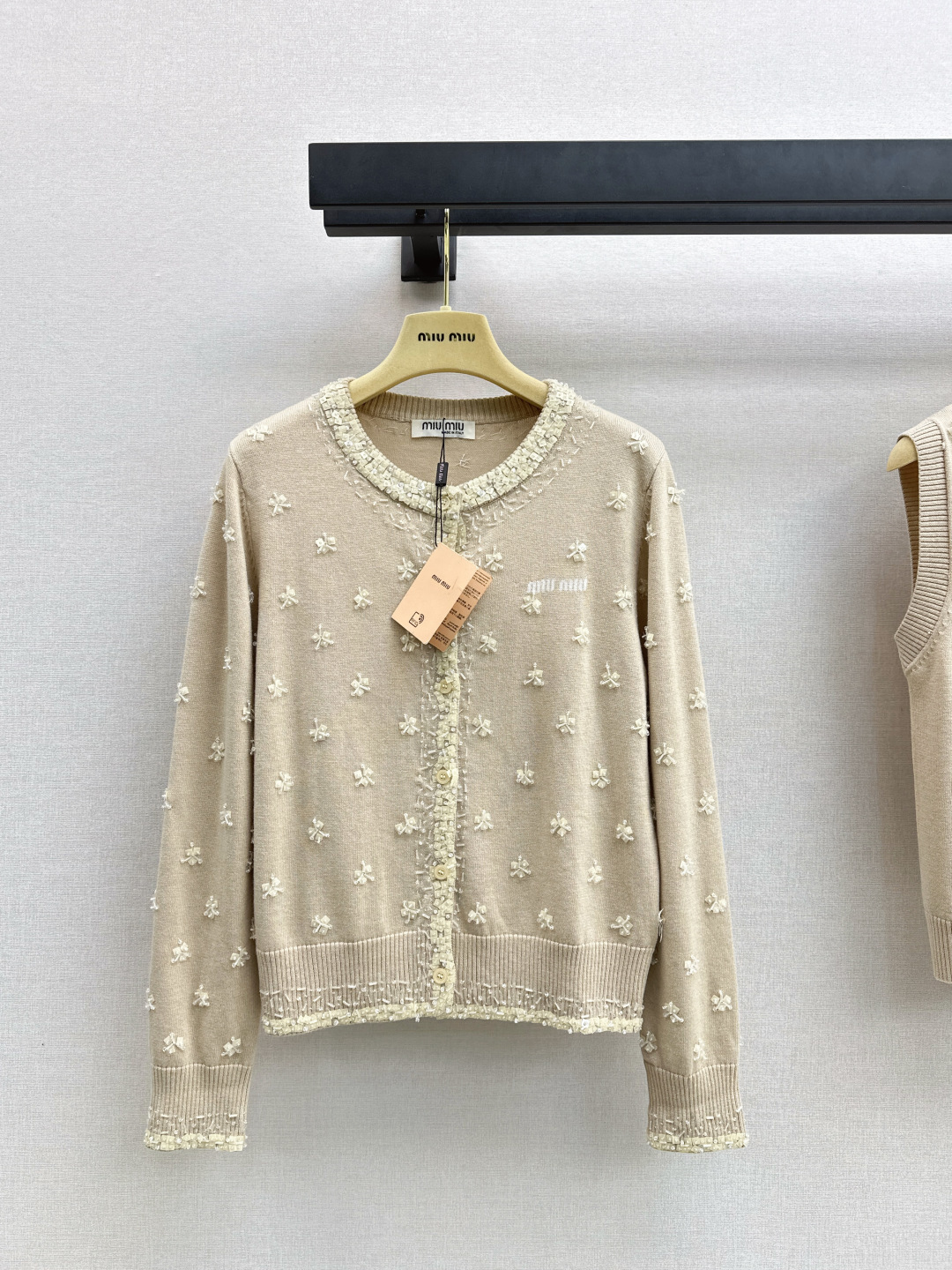 NO:579074,Miu 25Ss————The latest beaded floral knitted cardigan for autumn and winter is made of custom-made wool yarn. It has a delicate texture and is soft and comfortable. Round neck knitted vest is cut. The collar and cuffs are spiral-edged. It is delicate and soft. The body is decorated with beads around the neck. The beading on the torso is combined into a flower shape. It adds a youthful atmosphere. The upper body reduces age and looks fashionable. One color ready for sale sml,, miumiu, alexander wang19860909Miu 25Ss————秋冬最新款钉珠碎花针织开衫定制羊毛纱线织造 质感细腻 柔软舒适圆领针织背心剪裁 领口袖口螺旋纹包边 细致柔软 大身环绕脖子以钉珠点缀 躯干部分钉珠组合成花朵造型 增添青春气息 上身减龄洋气 一色现货发售sml,,miumiu,alexander wang,Women's clothing