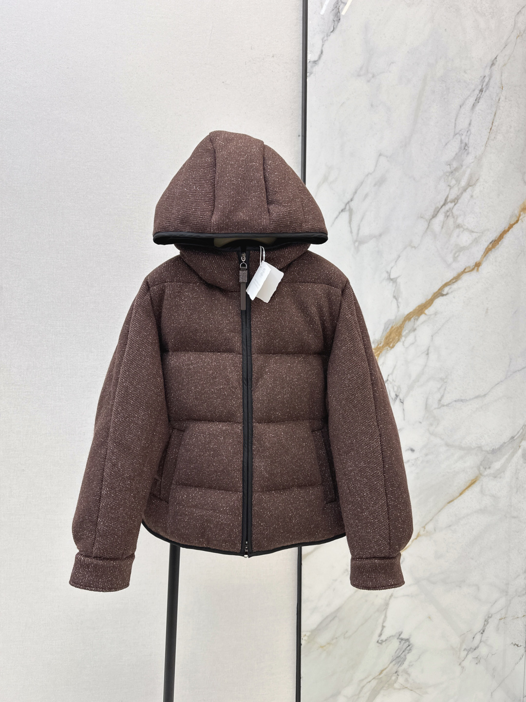 NO:579257,With dust bag, old money style outfit Bc 25Ss————The latest bright silk knitted bread down jacket for autumn and winter. National standard imported 90 white duck down, classic, warm and versatile. Italian elegant and high-end sense, casual and grand. Hooded H version is not picky and super slim. Two colors are available for sale now. SML,, jackets & coats, down jacket, hats, alexander wang19860909配防尘袋老钱风穿搭 Bc 25Ss————秋冬最新款亮丝针织面包羽绒服外套国标进口90白鸭绒经典保暖又百搭 意式优雅的高级感随性又大气 连帽H版型不挑人上身超显瘦 两色现货发售sml,,jackets & coats,down jacket,hats,alexander wang,Women's clothing