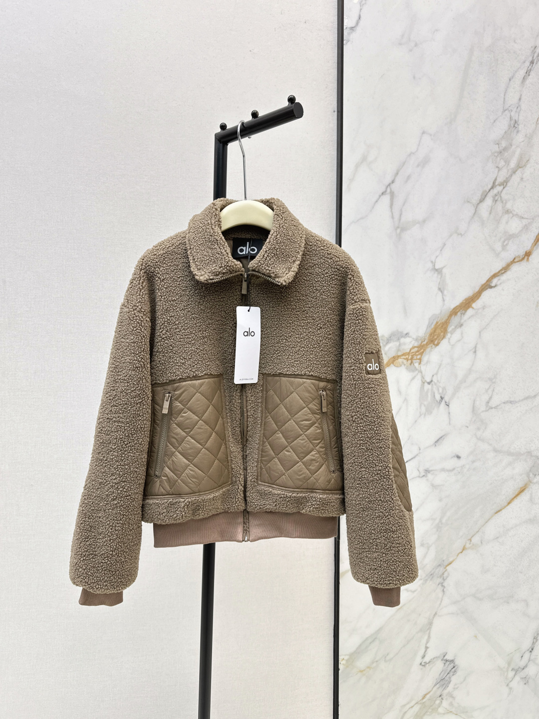 NO:579271,Alo 25Ss is the same style as many bloggers and stars————The latest autumn and winter lining quilted cotton Teddy plush jacket is a must-have item for everyone. This year’s new color series is super good-looking. The warm winter wear is very atmospheric. The short splicing thread design is more casual and sporty. The short style is very tall. The texture of the plush fabric is also very good. The quilted cotton lining is warm online. Four colors are available for sale sml 0,,jackets &  coats,alexander wang19860909超多博主明星同款 Alo 25Ss————秋冬最新款内里绗棉泰迪毛绒外套 人手必备单品 今年的新色系超好看 暖呼呼的冬日穿搭很有氛围感 短款拼接螺纹设计 是比较休闲和运动风的 短款很显高 毛绒面料质感也很好 内里绗棉工艺保暖在线 四色现货发售sml 0,,jackets & coats,alexander wang,Women's clothing