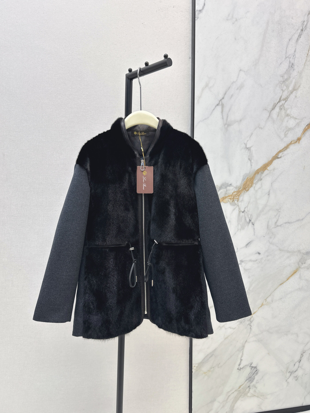 NO:579436,Comes with dust bag LP 25Ss————The latest autumn and winter mink splicing stand-collar mid-length down jacket camel wool fabric + white goose down mink fur splicing Smooth and high-end Mink material with dense velvet Short and uniform hair needles kopehagen Velvet Copenhagen velvet grade High-quality domestic 90 white goose lining The upper body is light and drapey, exquisite and warm, decent and generous Two colors are available now sml,, louis  vuitton,loro piana,jackets & coats,down jacket,alexander wang19860909配防尘袋LP 25Ss————秋冬最新款水貂拼接立领中长款羽绒外套驼绒羊毛面料+白鹅绒水貂毛拼接 光滑而又高级 水貂选材绒毛密 毛针短且均匀kopehagen Velvet哥本哈根天鹅绒级 内里高品质国产90白鹅绒 上身轻盈垂感精致保暖得体大方 两色现货发售sml,,louis vuitton,loro piana,jackets & coats,down jacket,alexander wang,Women's clothing