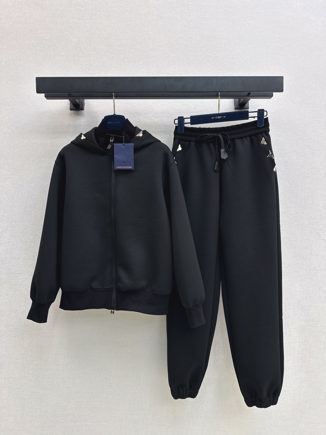 NO:579430,L's 25Ss————The latest casual and fashionable suit for autumn and winter, hooded jacket + casual pants. It has a cool style. It looks good for daily commuting. It has richer layers. It is full of small details that are a plus. One set. Available in one color. SML, louis vuitton, jackets & coats, hats, alexander wang19860909L家 25Ss————秋冬最新款休闲时髦套装连帽外套+休闲裤 可A可飒的风格 日常通勤穿什么的都好看层次感更加丰富 满满小细节太加分了 一套出 一色现货发售sml,,louis vuitton,jackets & coats,hats,alexander wang,Women's clothing