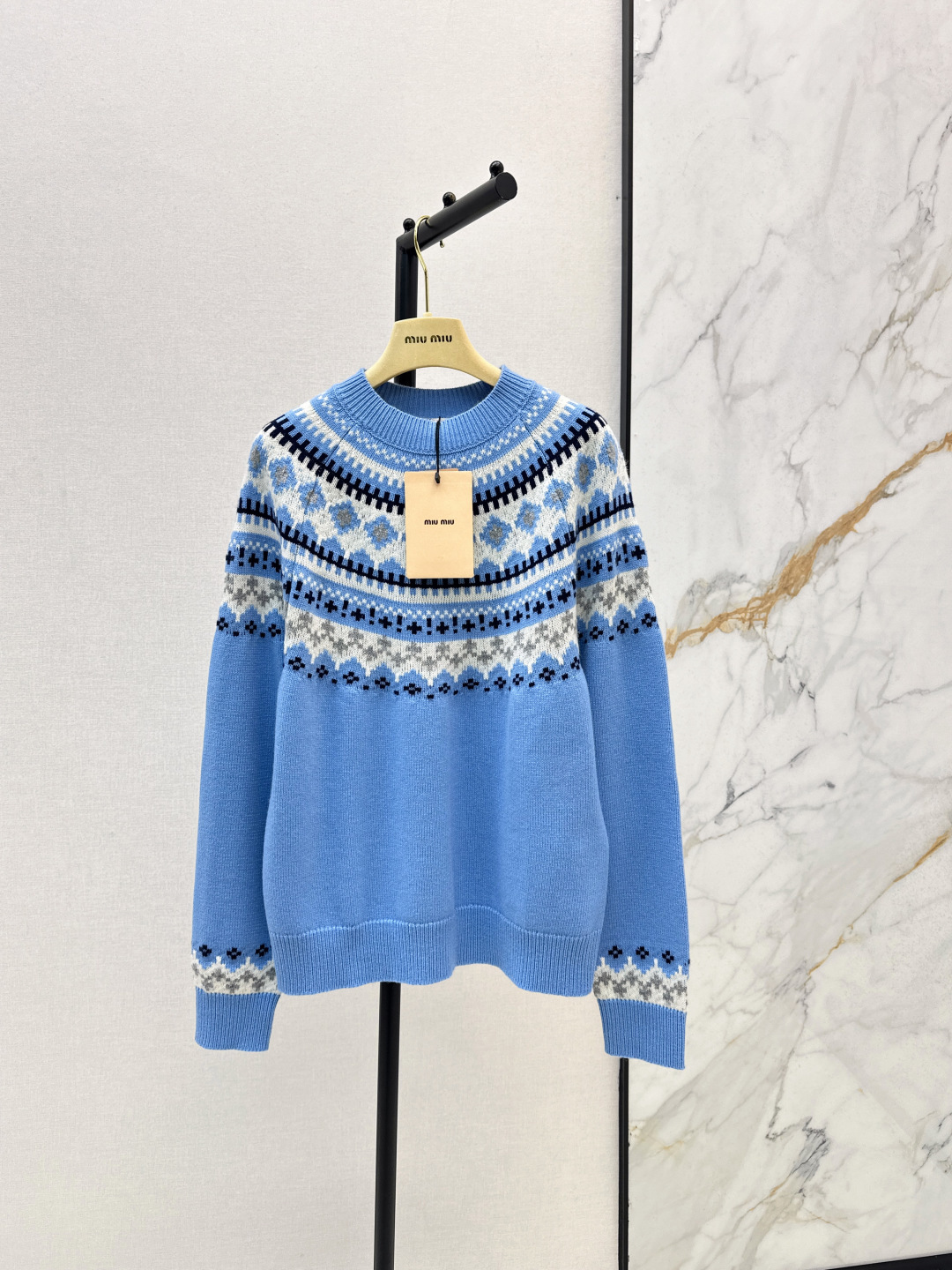 NO:579411,Miu 25Ss————The latest Fair Isle jacquard sweater in autumn and winter is made of sheep wool. It is soft and warm. It has a natural fur feel on the ready-made garment. It has a loose fit. It has a blue geometric jacquard. It has a full retro Nordic feel. It is lazy and casual. It can be paired with a short skirt, leather boots and a suede bag. It can be easily worn out on the street. It has a sense of atmosphere for daily outings and holiday parties. It is a fashionable item.  One color ready for sale sml,,miumiu,boots,skirts,sweaters,chamois leather,alexander wang19860909Miu 25Ss————秋冬最新款费尔岛提花毛衣绵羊毛材质 柔软又保暖 成衣上呈现自然毛感 宽松的版型 蓝色系几何提花 复古北欧感拉满 慵懒又随性 搭配短裙 皮靴 麂皮包 轻松出街 日常出街 节日聚会都很有氛围感 时髦单品 一色现货发售sml,,miumiu,boots,skirts,sweaters,chamois leather,alexander wang,Women's clothing