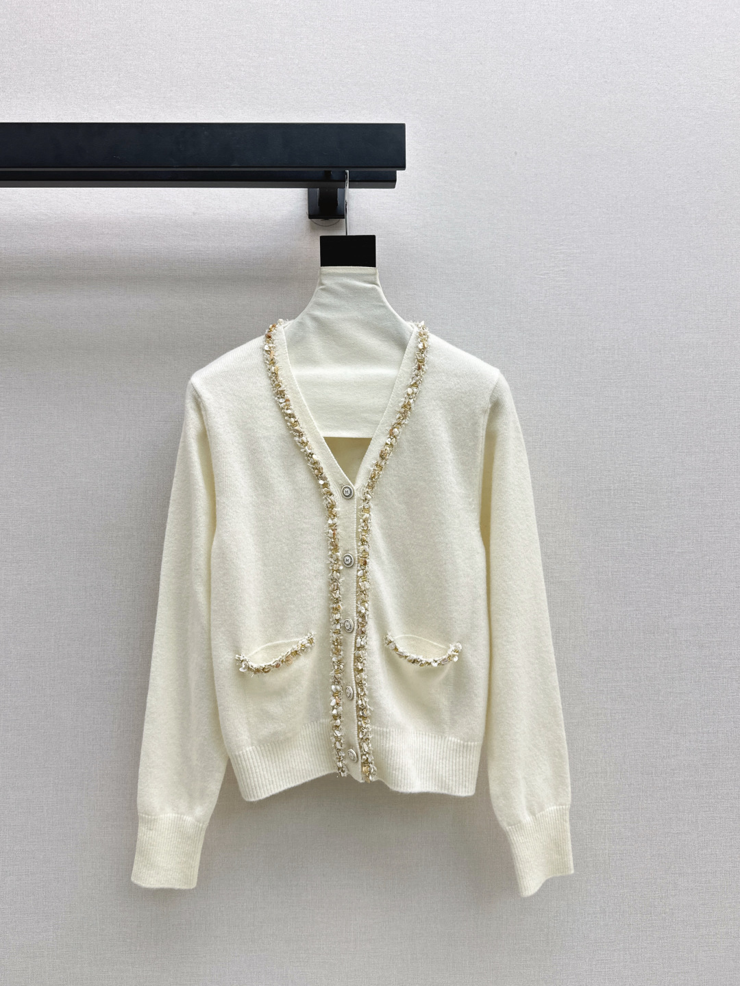 NO:579398,Max 25Ss - the latest heavy-edged V-neck cardigan in autumn and winter. It has a soft and thick feel. Imported woven weave. The version is high-end, fashionable and versatile. Bai Fumei's must-have fashionable high-end item. Three colors are on sale in stock. sml,, alexander wang19860909Max 25Ss———秋冬最新款重磅镶边装饰V领开衫软糯厚实的手感超赞 进口机织编织织法 版型高级时髦又百搭 白富美必备时髦高级单品 三色现货发售sml,,alexander wang,Women's clothing