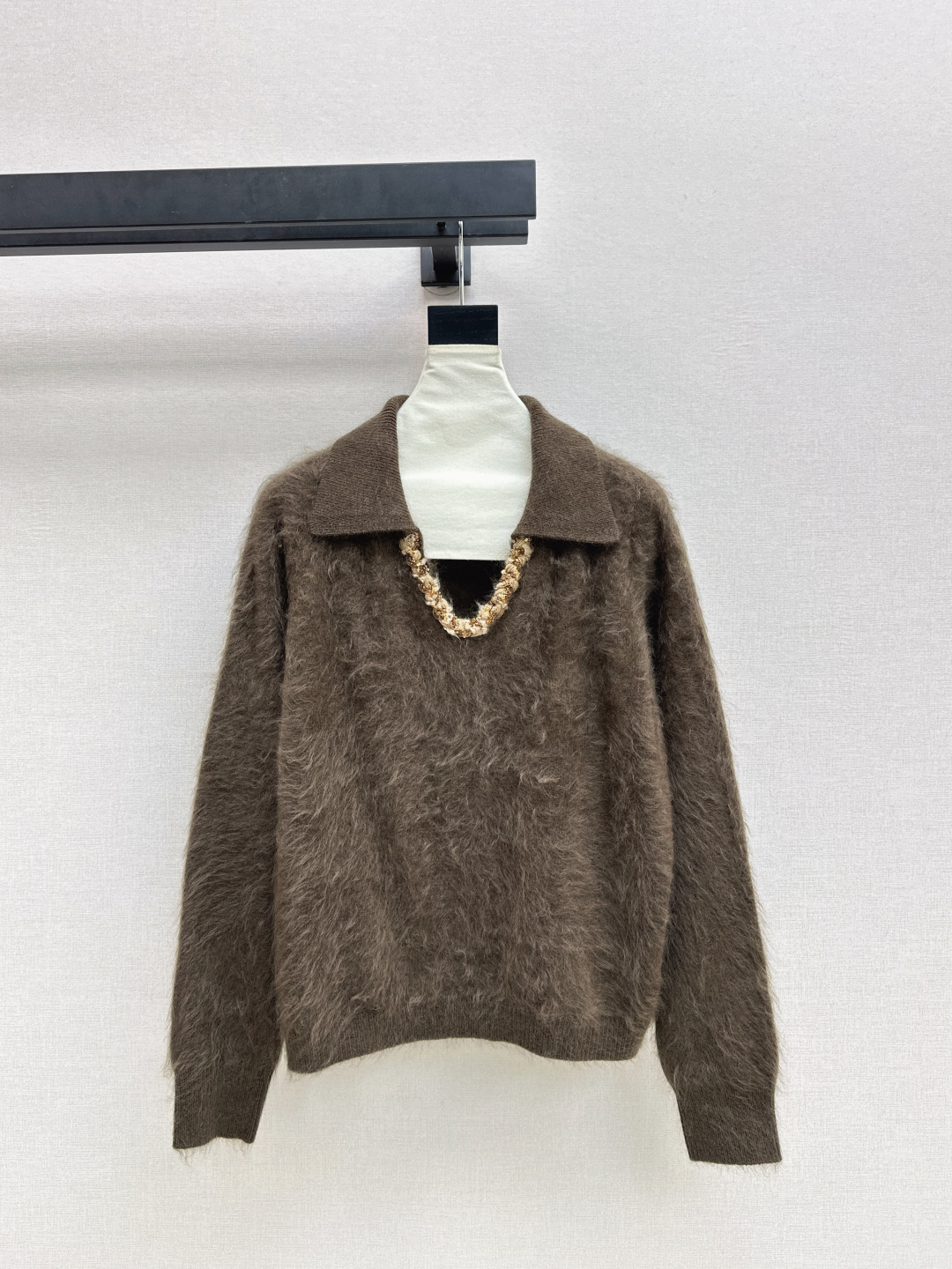 NO:579393,Exclusive model~C Home 25Ss————The latest sequined knitted decorated V-neck sweater in autumn and winter with heavy splicing decoration is simply divine. It looks good and is easy to wear. I have to love it. Wear it alone with jeans and a dress and layer it in autumn and winter. It looks very elegant no matter how you match it. Three colors are on sale now: sml, chanel, skirts, jeans, sweaters, alexander wang19860909独家款～C家 25Ss————秋冬最新款亮片编织装饰V领毛衣重工拼接装饰简直神一样的存在 颜值高又好穿不得不爱 单穿搭配牛仔裤连衣裙秋冬叠穿 怎么搭配都很有气质 三色现货发售sml,,chanel,skirts,jeans,sweaters,alexander wang,Women's clothing