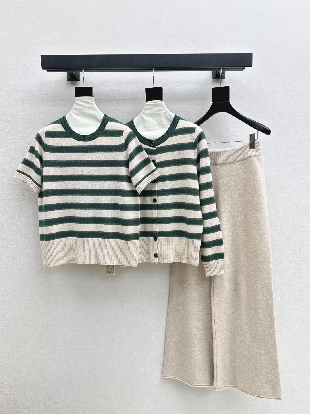 NO:579444,Exclusive model ~ LP 25Ss - the latest autumn and winter knitted three-piece striped short-sleeved sweater + round neck striped cardigan + elastic waist straight pants. Exquisite beauty. The overall feeling is simple and elegant. When paired together, it will give you a gentle, beautiful and moving feeling. The color and pattern are impeccable. A must-have set for lazy people. It will look good no matter how you wear it. The texture of the fabric is excellent. It is made of customized wool fabric. The fabric is in place. One set. Two colors available for sale sml,, loro  piana,sweaters,T-shirt,alexander wang19860909独家款 ～ LP 25Ss———秋冬最新款针织三件套条纹短袖毛衣+圆领条纹开衫+松紧腰直筒裤 精致美感 整体给人感觉特别的简约大气 一套搭配起来给你人一种温柔美丽动人的感觉 颜色跟版型都无可挑剔 懒人必备一套怎么搭都好看 面料质感一绝 采用的是定制羊毛面料 面料很到位 一套出 两色现货发售sml,,loro piana,sweaters,T-shirt,alexander wang,Women's clothing