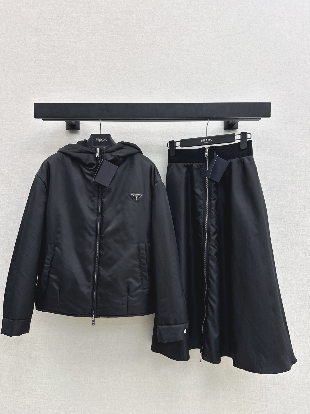 NO:579432,Recommended hot item PD 25Ss - the latest hooded cotton jacket for autumn and winter imported recycled nylon fabric. The metal triangle mark is low-key and fashionable. The classic hooded baseball uniform style is British style, versatile and handsome. Lightweight and warm fabric. Two colors available for sale sml,,jackets & coats,hats,alexander wang19860909爆单款推荐 PD 25Ss———秋冬最新款连帽棉服外套进口再生尼龙面料 金属三角标低调又时髦 经典连帽棒球服版型演绎英伦风百搭又帅气 轻盈保暖面料 两色现货发售sml,,jackets & coats,hats,alexander wang,Women's clothing