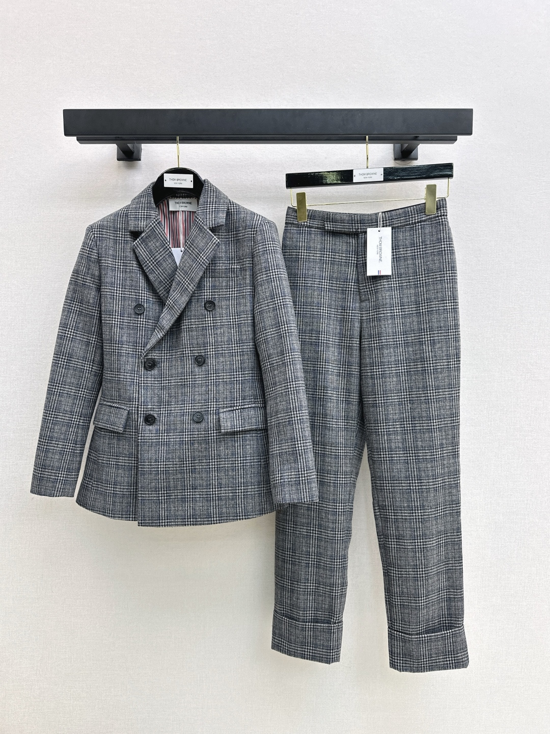 NO:579426,Exclusive launch of TB 25Ss————The latest gray plaid double-breasted suit jacket for autumn and winter. Iconic stripe elements. Retro British style. Sweet or salty. Three-dimensional tailoring. Slightly waisted version. Versatile and not picky. A must-have for casual commuting. One color ready for sale. sml,, jackets & coats, business suit, alexander wang19860909独家首发 TB 25Ss————秋冬最新款灰色格纹双排扣西装外套标志性条纹元素复古英伦风可甜可盐 立体剪裁微收腰版型百搭不挑人 休闲通勤必备 一色现货发售sml,,jackets & coats,business suit,alexander wang,Women's clothing