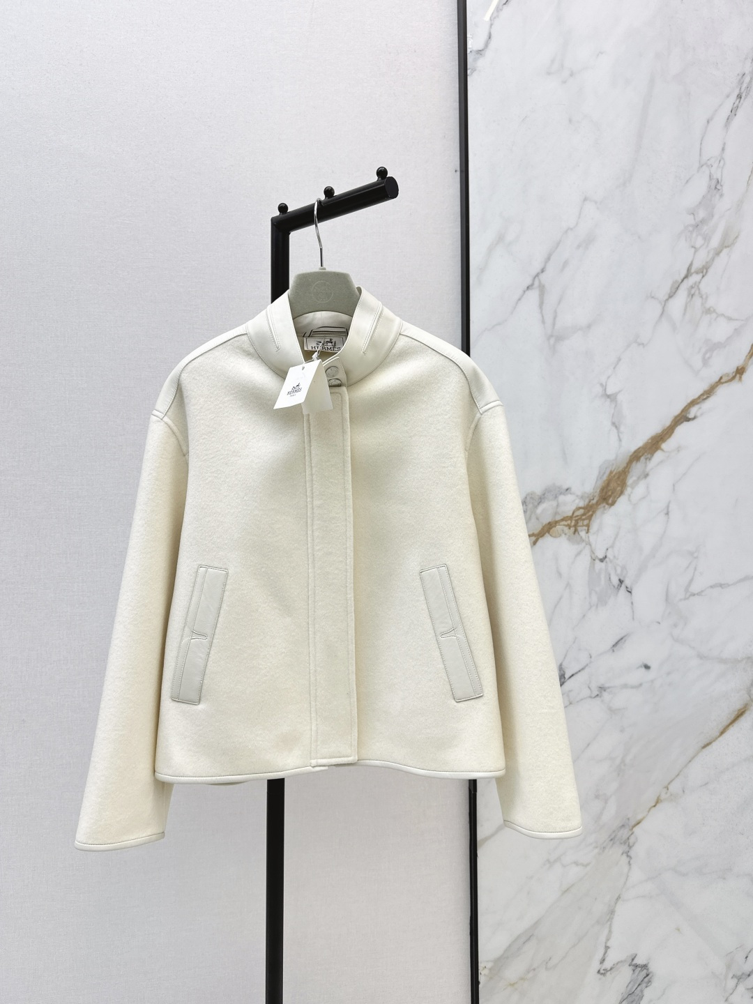 NO:586927,Recommended single model with dust bag Her 25Ss————The latest Bai Fumei must-have patchwork leather design stand-up collar jacket for autumn and winter is recommended for smart wear ~ New product layering tool for autumn and winter Purely handmade double-sided nylon fabric Heavy craftsmanship and full hand oil edge craftsmanship 100% sheepskin splicing definitely brings a sense of luxury and high-end Elegant, intellectual and gentle temperament Imported wool cashmere fabric The texture is quite wide and stylish, not picky H-shaped temperament and capable  Versatile and fashionable upper body that looks slim and tall. Two colors available for sale now. sml,,jackets & coats,jackets & coats,sheepskin,alexander wang19860909配防尘袋爆单款推荐 Her 25Ss————秋冬最新款白富美必入拼皮设计立领夹克外套高智感穿搭推荐～ 秋冬新品叠搭神器 纯手工制作双面尼面料 重工艺全手工油边工艺 百分百绵羊皮拼接定自带奢华高级感 优雅知性气质温柔 进口羊毛羊绒面料 质感挺阔有型 不挑人H版型气质干练 百搭时髦上身显瘦又高挑 两色现货发售sml,,jackets & coats,jackets & coats,sheepskin,alexander wang,Women's clothing