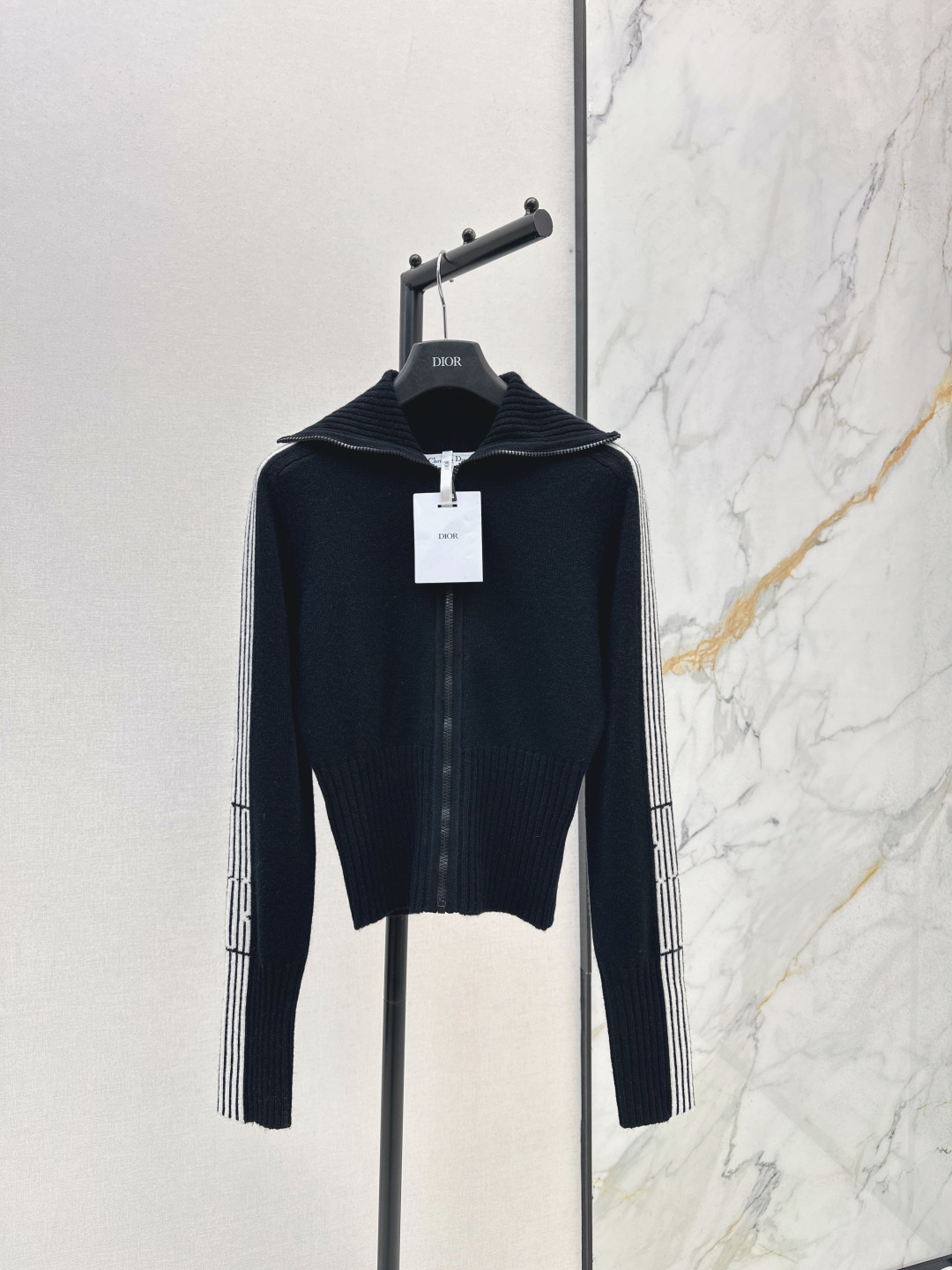 NO:579578,CD 25Ss————The latest MissD ski series cashmere cardigan in autumn and winter with contrasting intarsia craftsmanship on both sides. Advanced color matching to create a sporty style. Customized imported cashmere blended yarn. The waist is slim and proportional. The classic version makes the upper body look slimmer. Cool and fashionable item!  Bai Fumei must buy, one color ready for sale sml,,alexander wang19860909CD 25Ss————秋冬最新款MissD滑雪系列羊绒开衫双侧撞色嵌花工艺 高级配色打造运动风格 定制进口羊绒混纺纱线 腰部修身比例经典版型上身巨显瘦 酷帅又时髦单品！白富美必入 一色现货发售sml,,alexander wang,Women's clothing