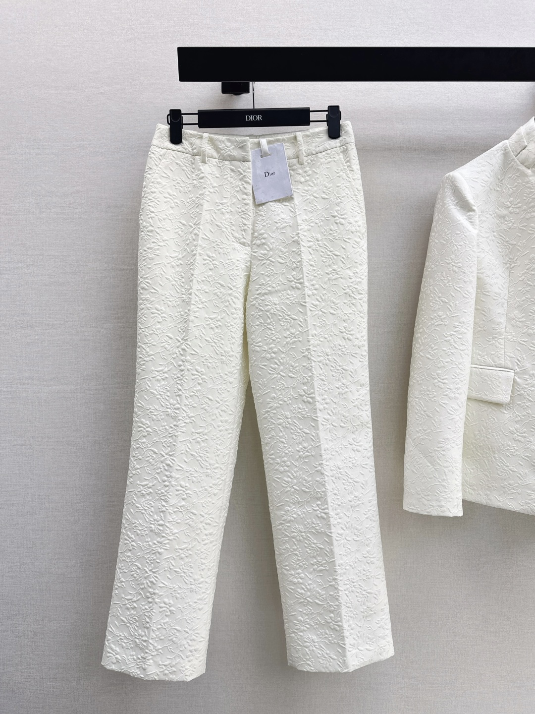 NO:685194,CD 26Ss————The latest Lady temperament suit for early spring, a fake two-piece suit jacket + trousers. Imported silk wool material. The wrinkled texture of the fabric is obvious and the flower vines are drapey and stylish. Double-layer stand-up collar and three-dimensional tailoring. The angled waistline matches the hem flare. The upper body is slimmed down to create fake two-piece layers. The complete upper body is more noble and eye-catching. Commuting and attending important occasions. Showing luxury taste. Developed in one color. Ready for sale smlxl,,jackets &  coats, business suits,19860909CD 26Ss————早春最新款Lady气质套装假两件套西装外套+长裤 进口丝毛材质 面料凹凸花朵藤蔓的褶皱肌理明显 垂感有型 双层立领立体裁剪 折角腰线搭配下摆外展 上身收腰显瘦 打造假两件层次 成套上身更添高贵亮眼 通勤与出席重要场合 展现奢华品味 一色分开发 现货发售smlxl,,jackets & coats,business suit,,Women's clothing