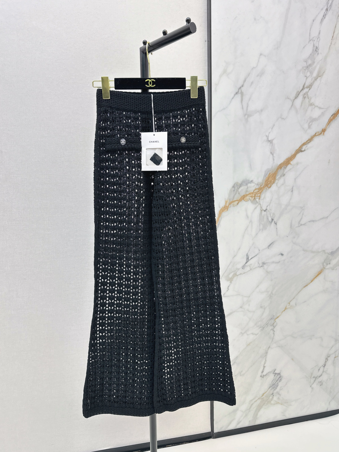 NO:685177,coco outfit C home 26Ss————The latest early spring catwalk style hollow suit with lapel hollow sweater + trousers Chanel on earth, the beautiful fairy white and rich artifact, heavy craftsmanship, embossed woven small lapels, belt design to raise the waistline, three-dimensional seaming technology, luxurious and high-end, double-pocket version, versatile, not picky, fashionable and high-end, developed in two colors, ready for sale sml,,chanel,chanel,19860909coco穿搭 C家 26Ss————早春最新款走秀同款镂空套装翻领镂空针织衫+长裤 人间香奈儿 绝美小仙女白富美神器 重工艺缕空浮雕编织小翻领 腰带设计整体拉高腰线 立体锁边工艺气质奢华又高级 双口袋版型百搭不挑人时髦又高级 两色分开发 现货发售sml,,chanel,chanel,,Women's clothing