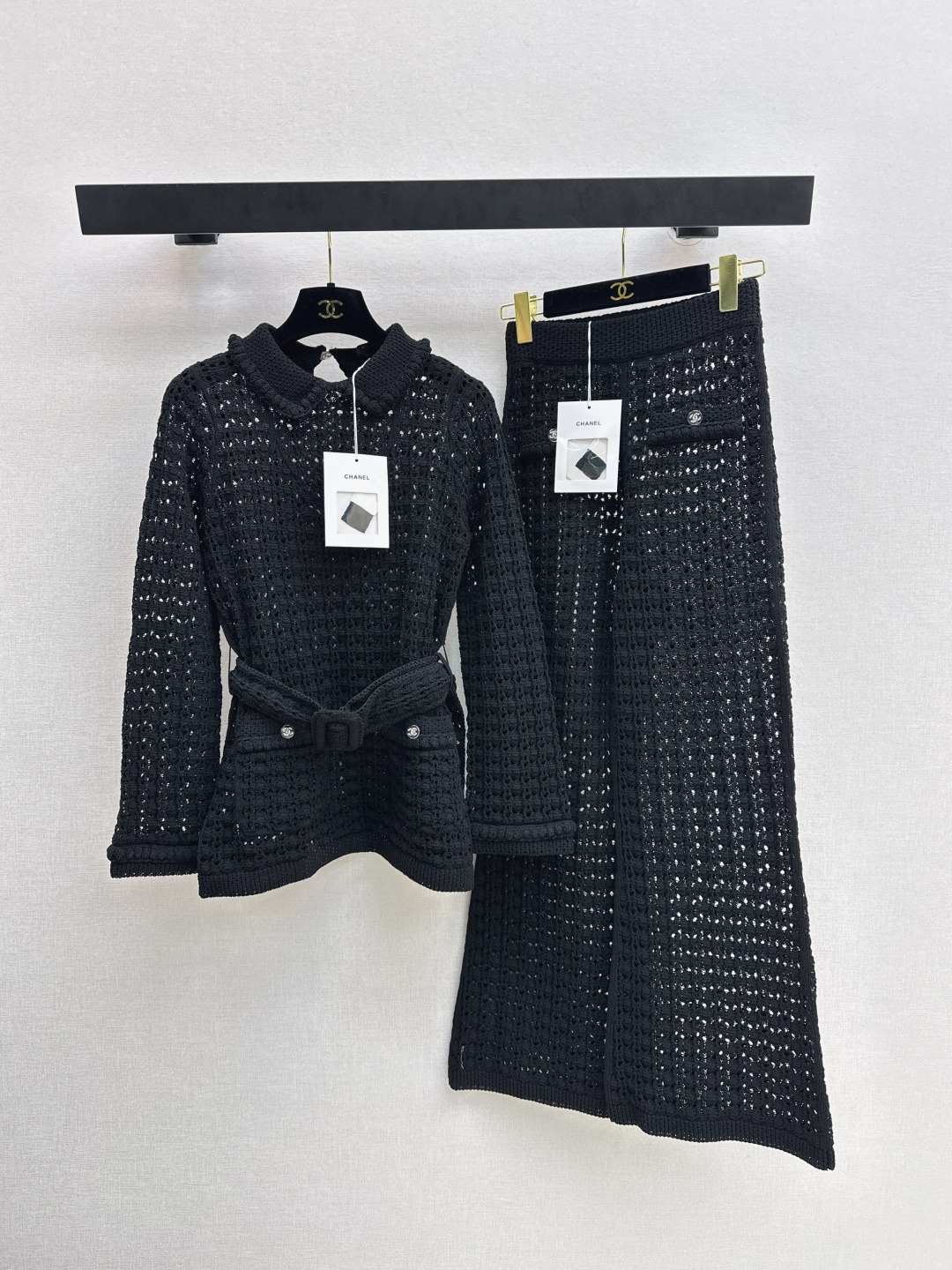 NO:685171,coco outfit C home 26Ss - the latest early spring catwalk style hollow suit with lapel hollow sweater + trousers Chanel on earth, the beautiful little fairy white and rich beauty artifact, heavy craftsmanship, hollow embossed braided small lapel, belt design to raise the waistline as a whole, three-dimensional seaming technology, luxurious and advanced style, double pocket version, versatile, fashionable and advanced, two colors are developed separately, ready for sale sml  Outside,,chanel,chanel,19860909coco穿搭 C家 26Ss————早春最新款走秀同款镂空套装翻领镂空针织衫+长裤 人间香奈儿 绝美小仙女白富美神器 重工艺缕空浮雕编织小翻领 腰带设计整体拉高腰线 立体锁边工艺气质奢华又高级 双口袋版型百搭不挑人时髦又高级 两色分开发 现货发售sml 外,,chanel,chanel,,Women's clothing