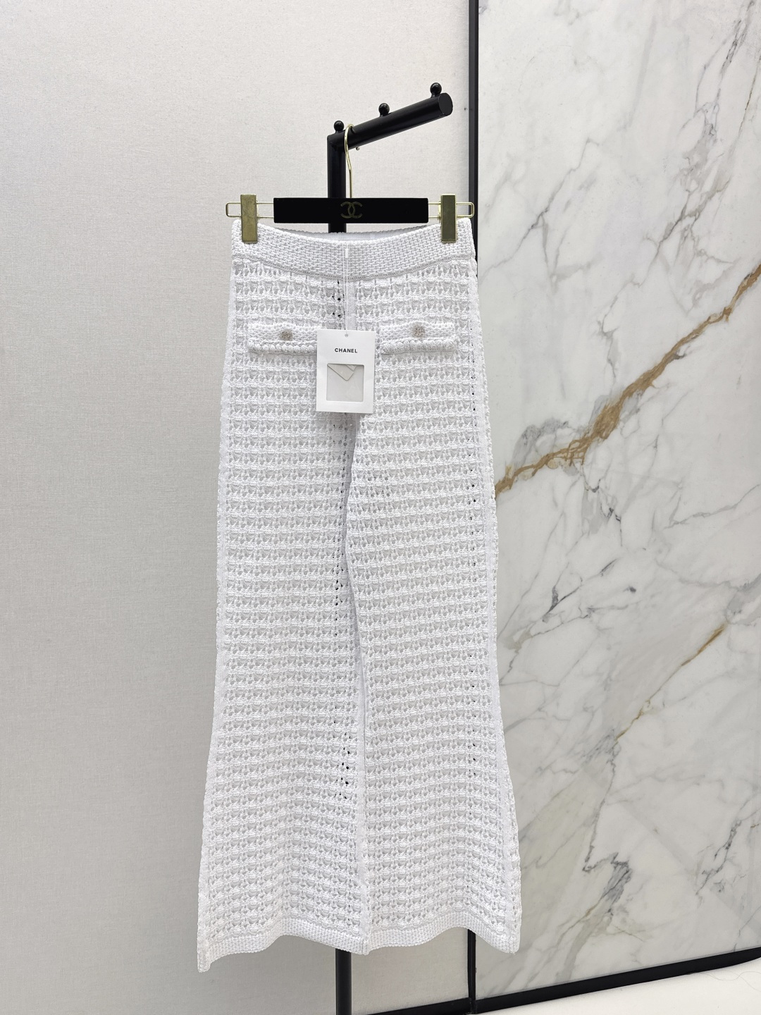 NO:685169,coco outfit C home 26Ss————The latest early spring catwalk style hollow suit with lapel hollow sweater + trousers Chanel on earth, the beautiful fairy white and rich artifact, heavy craftsmanship, embossed woven small lapels, belt design to raise the waistline, three-dimensional seaming technology, luxurious and high-end, double-pocket version, versatile, not picky, fashionable and high-end, developed in two colors, ready for sale sml,,chanel,chanel,19860909coco穿搭 C家 26Ss————早春最新款走秀同款镂空套装翻领镂空针织衫+长裤 人间香奈儿 绝美小仙女白富美神器 重工艺缕空浮雕编织小翻领 腰带设计整体拉高腰线 立体锁边工艺气质奢华又高级 双口袋版型百搭不挑人时髦又高级 两色分开发 现货发售sml,,chanel,chanel,,Women's clothing