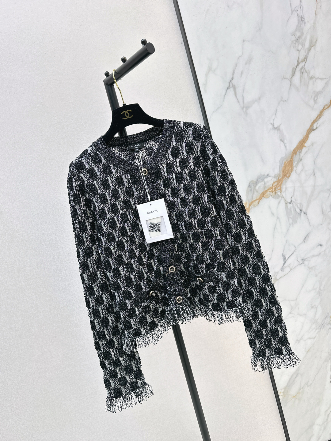 NO:685162,C's 26Ss - the latest colorful yarn fringed cardigan for early spring. The mixed yarn has its own fine glitter. The fringed hem adds a smart sense of layering. The sense of sophistication is directly full. The soft and waxy knitted material is comfortable to wear next to the body. Whether it is worn inside or alone, you can wear a lazy and noble lady style~~ Three colors are on sale now sml,,chanel,19860909C家 26Ss———早春最新款彩纱流苏开衫 混纱自带细闪 流苏下摆增添了灵动的层次感 精致感直接拉满 软糯的针织材质贴身穿也舒服 不管是内搭还是单穿,都能穿出慵懒又贵气的大小姐范儿～～三色现货发售sml,,chanel,,Women's clothing